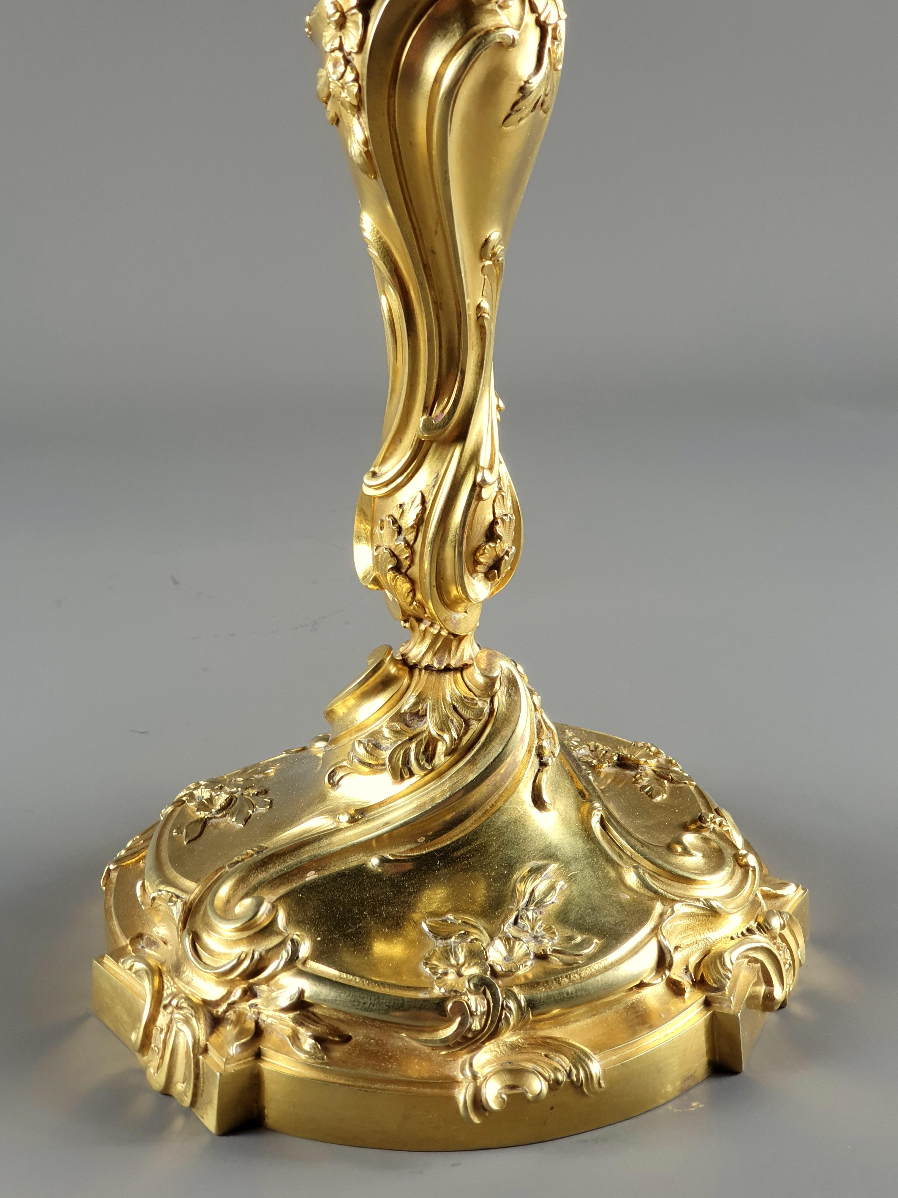 Paar von  Rocaille-Kerzenständer aus Goldbronze im Louis XV.-Stil 5