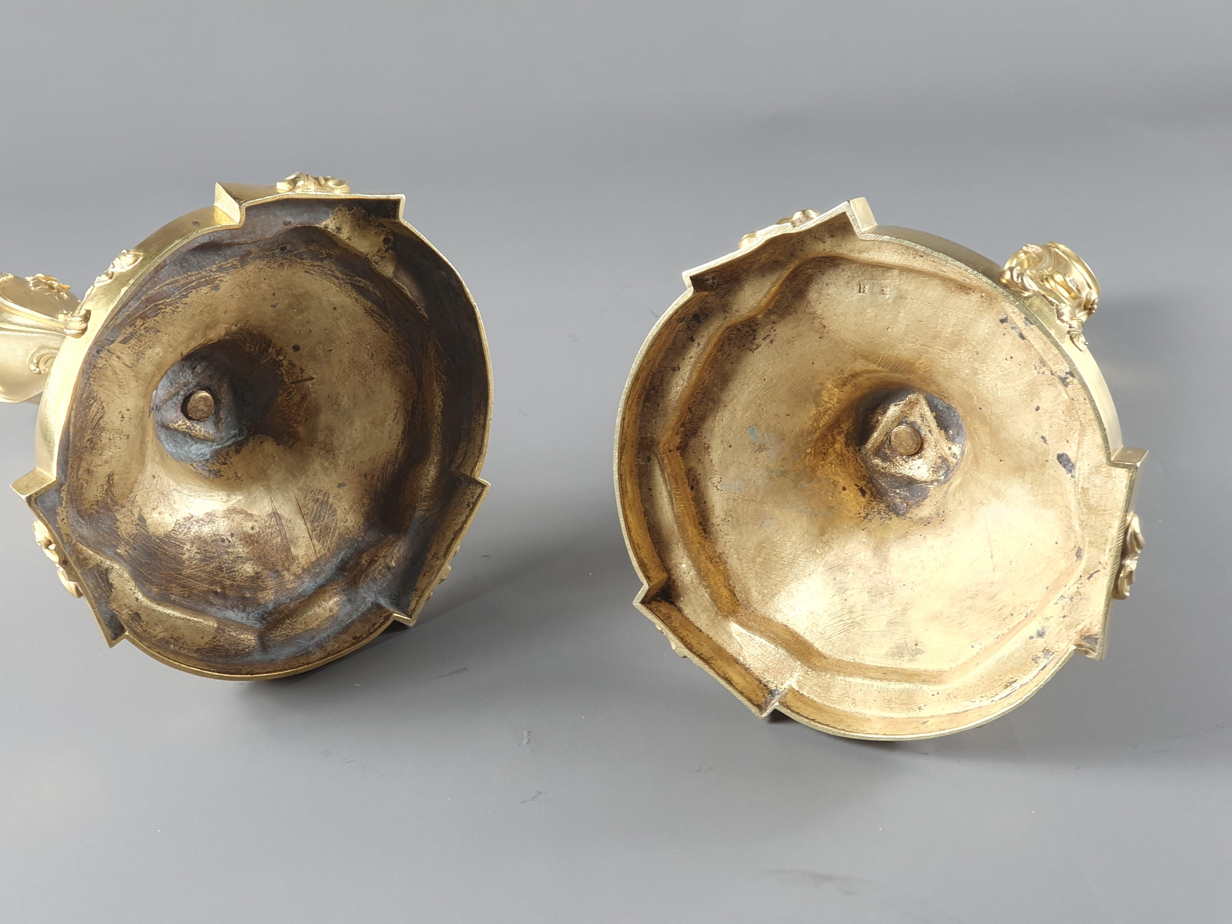 Paar von  Rocaille-Kerzenständer aus Goldbronze im Louis XV.-Stil 7