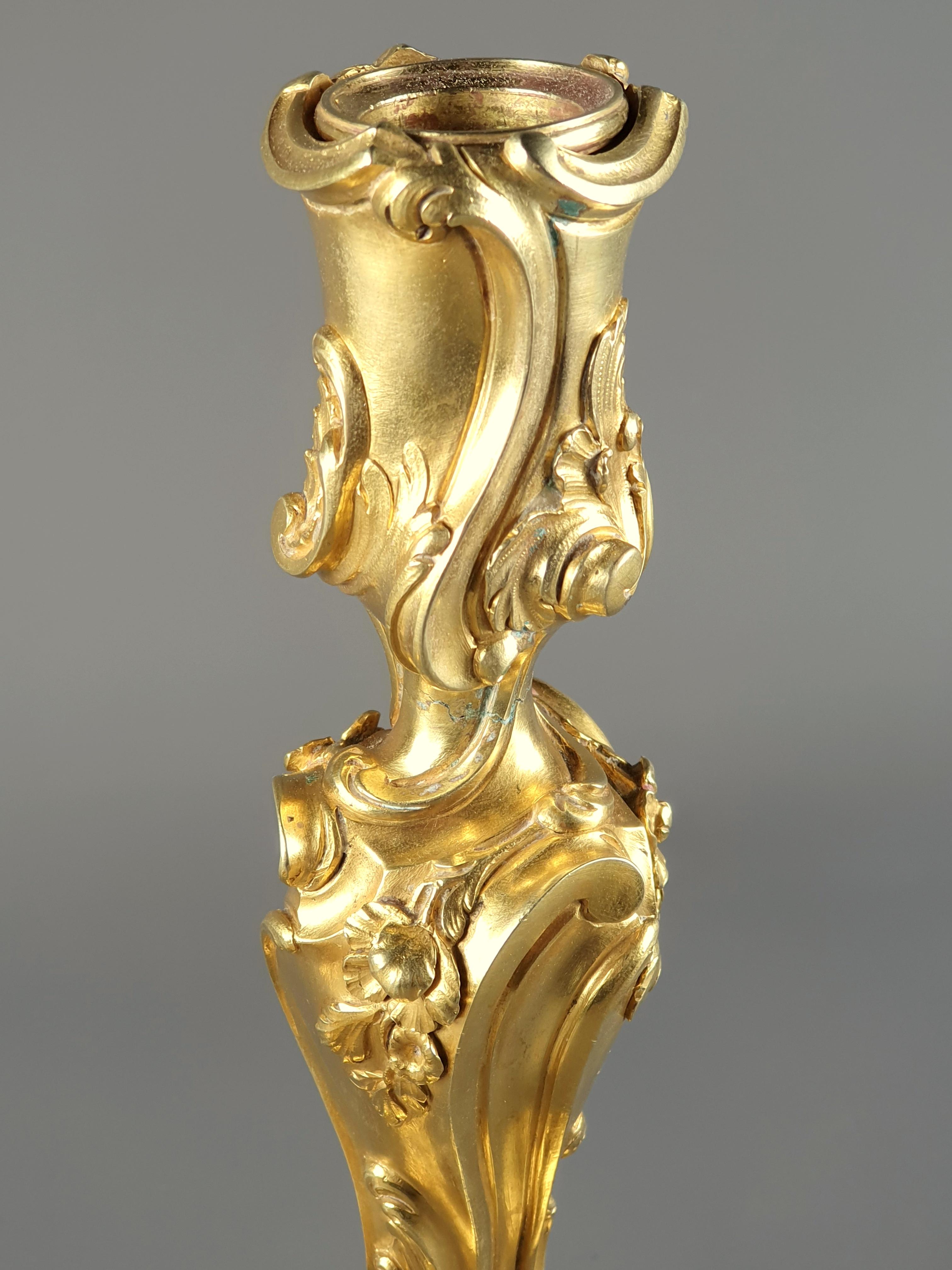 Paar von  Rocaille-Kerzenständer aus Goldbronze im Louis XV.-Stil im Zustand „Gut“ in BARSAC, FR