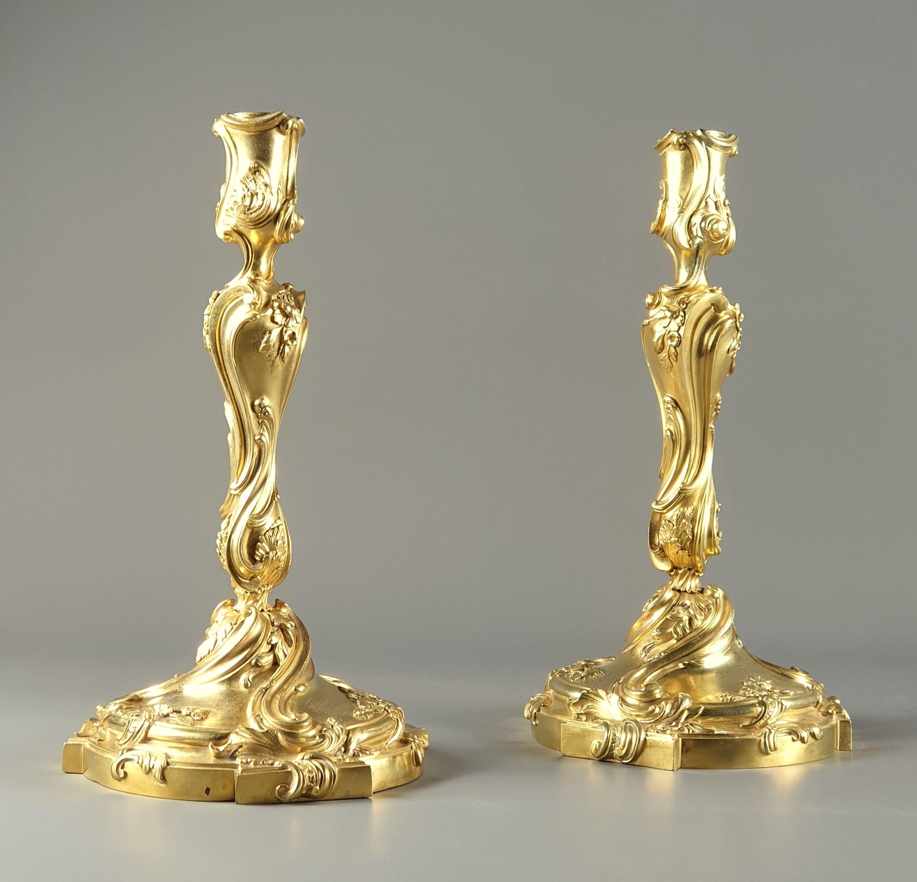 Paar von  Rocaille-Kerzenständer aus Goldbronze im Louis XV.-Stil (19. Jahrhundert)
