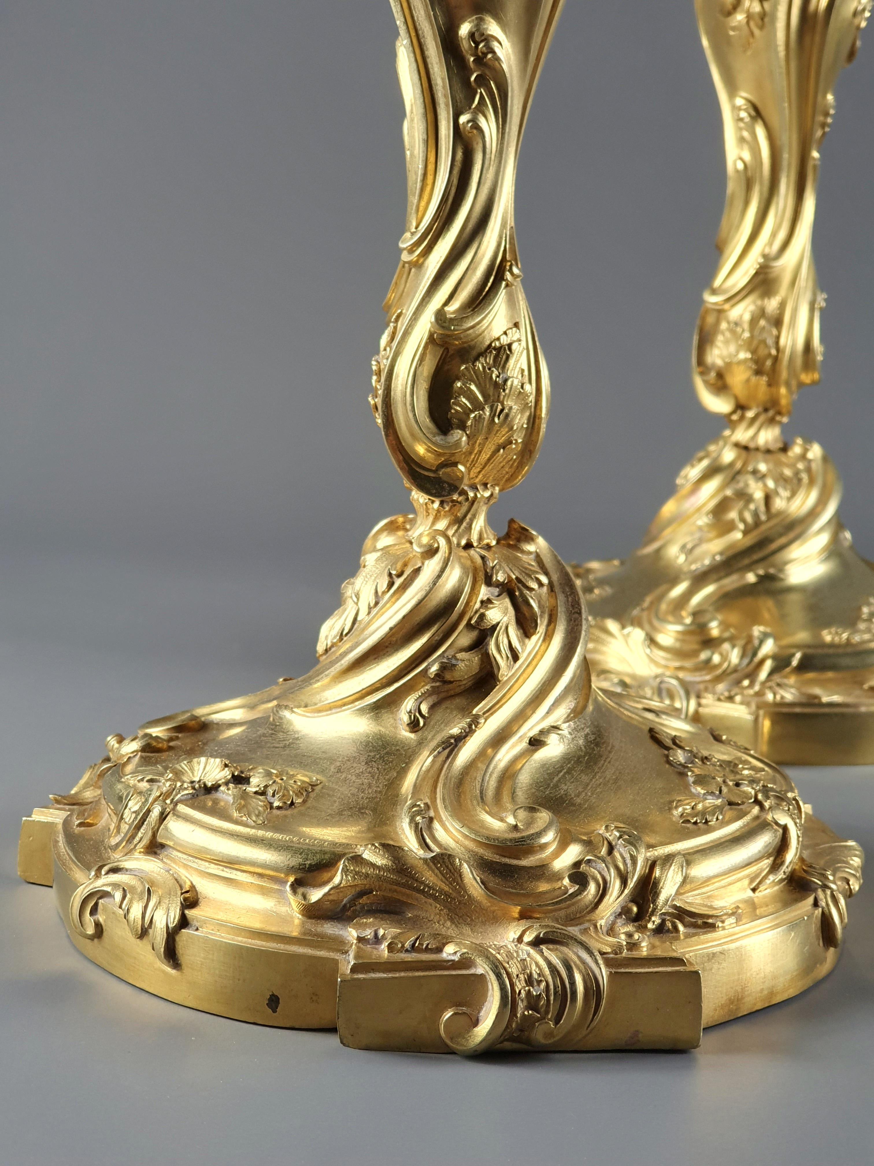 Paar von  Rocaille-Kerzenständer aus Goldbronze im Louis XV.-Stil 1