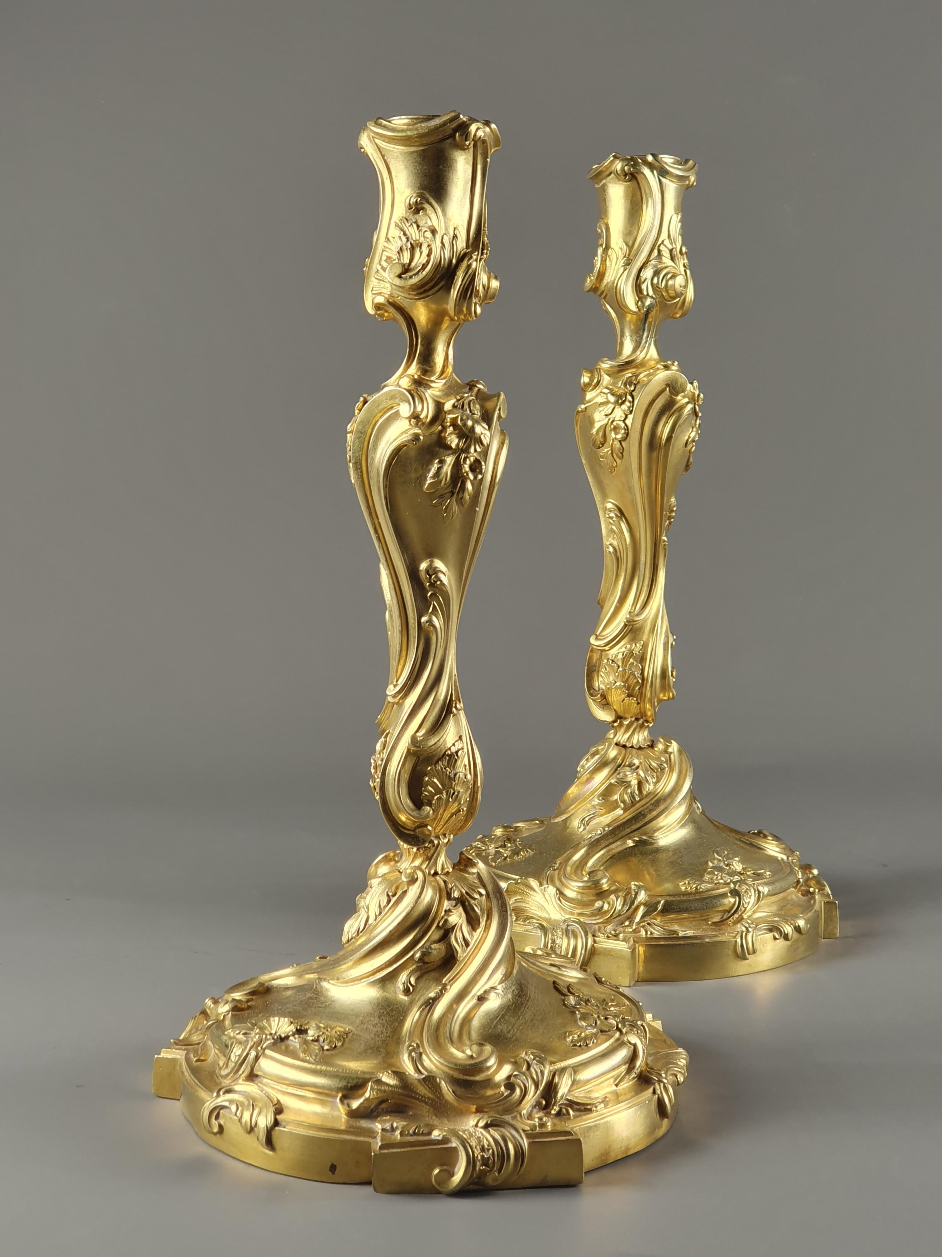 Paar von  Rocaille-Kerzenständer aus Goldbronze im Louis XV.-Stil 2