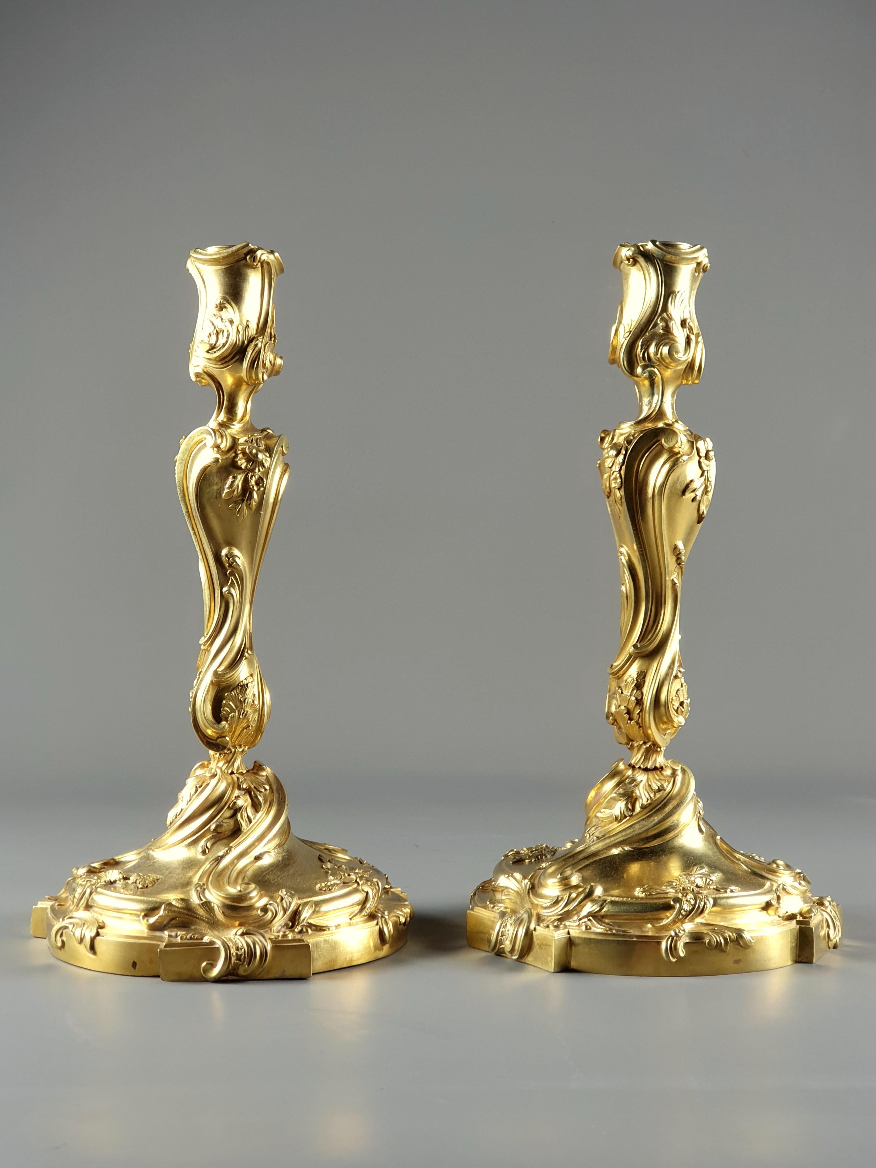 Paar von  Rocaille-Kerzenständer aus Goldbronze im Louis XV.-Stil 3