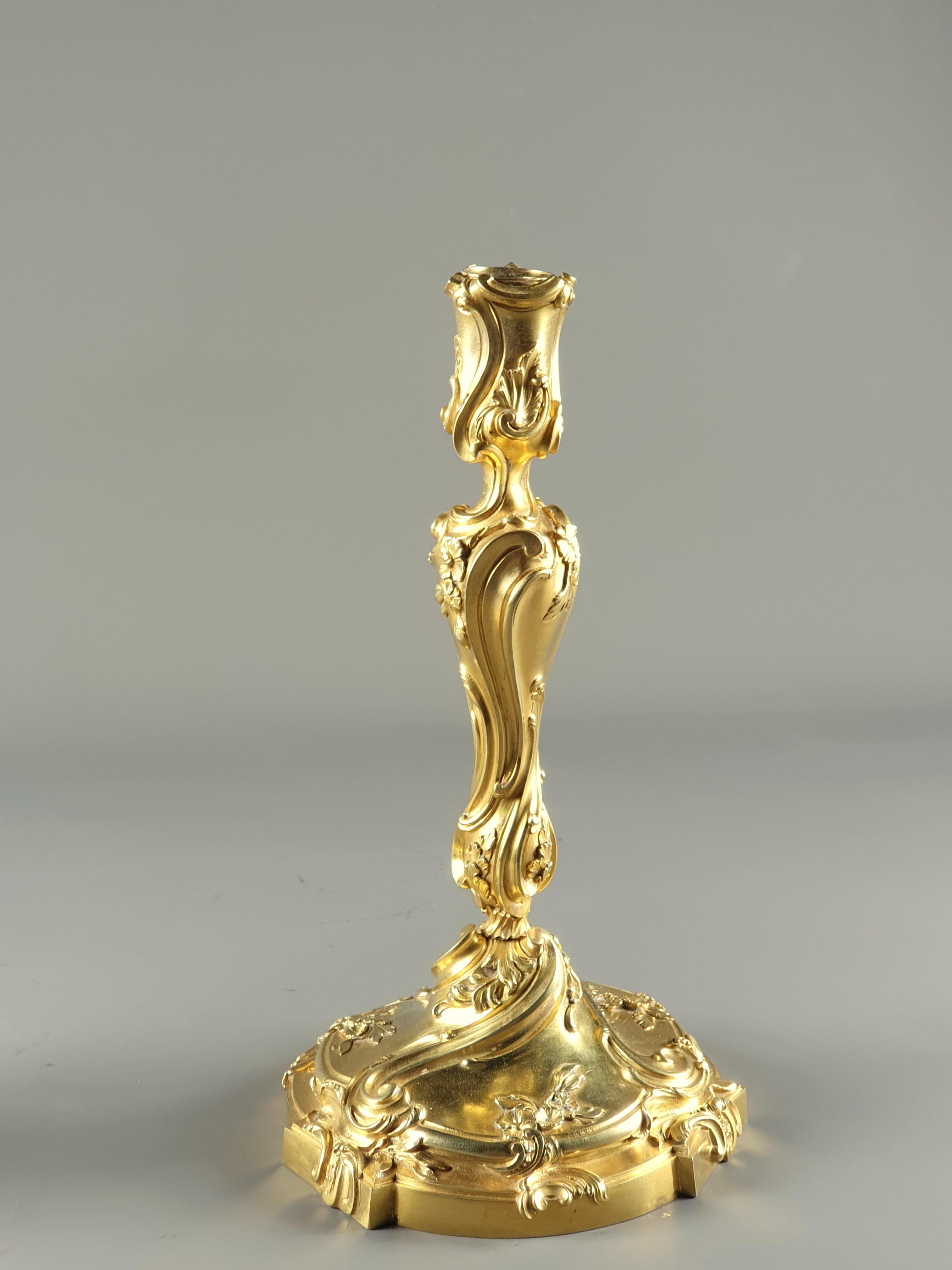 Paar von  Rocaille-Kerzenständer aus Goldbronze im Louis XV.-Stil 4