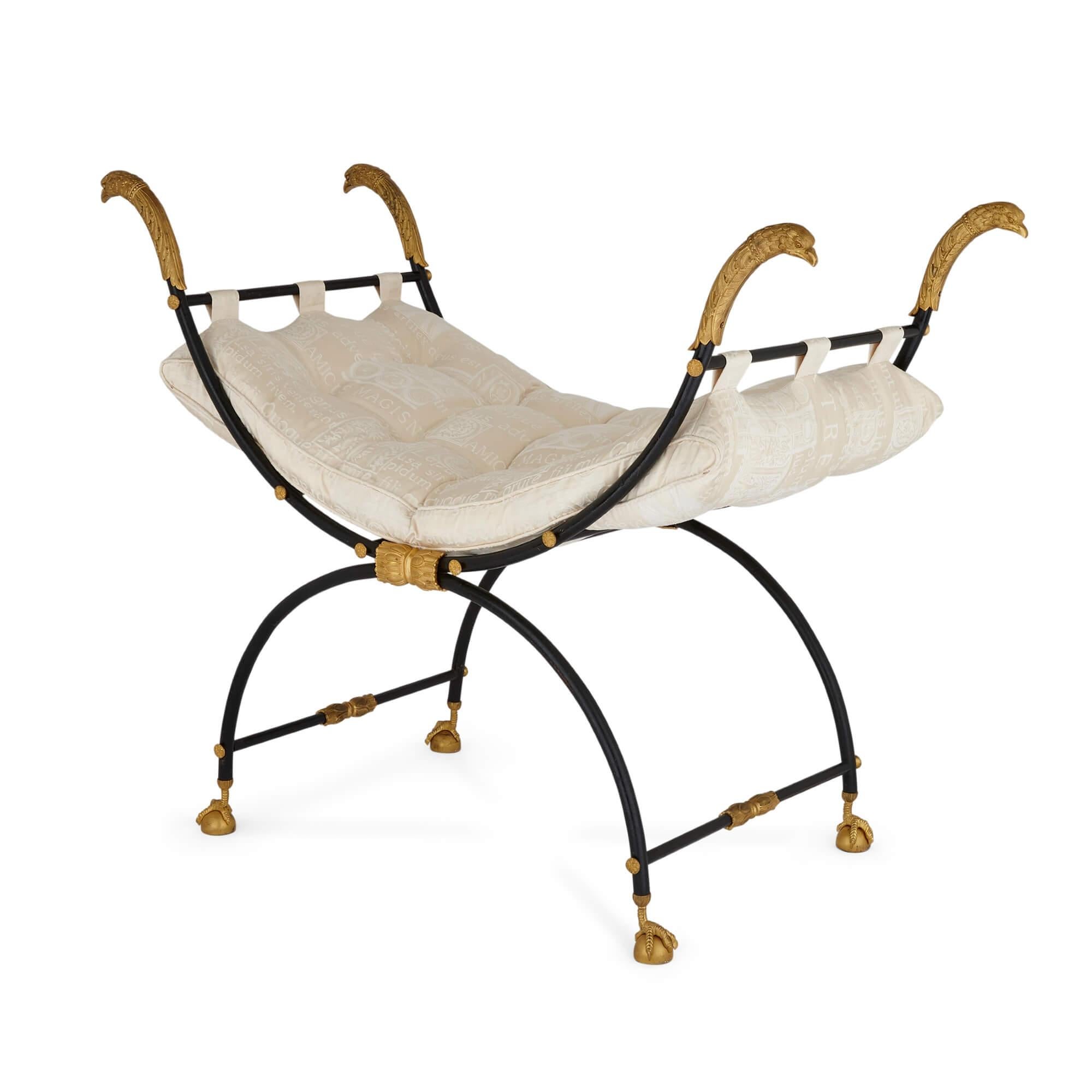 Français Paire de chaises curules en métal laqué et montées en bronze doré de style Empire en vente