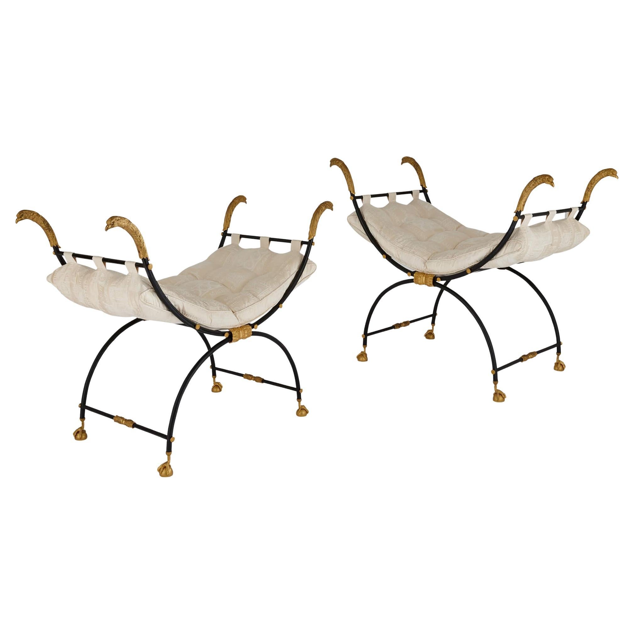 Paire de chaises curules en métal laqué et montées en bronze doré de style Empire en vente