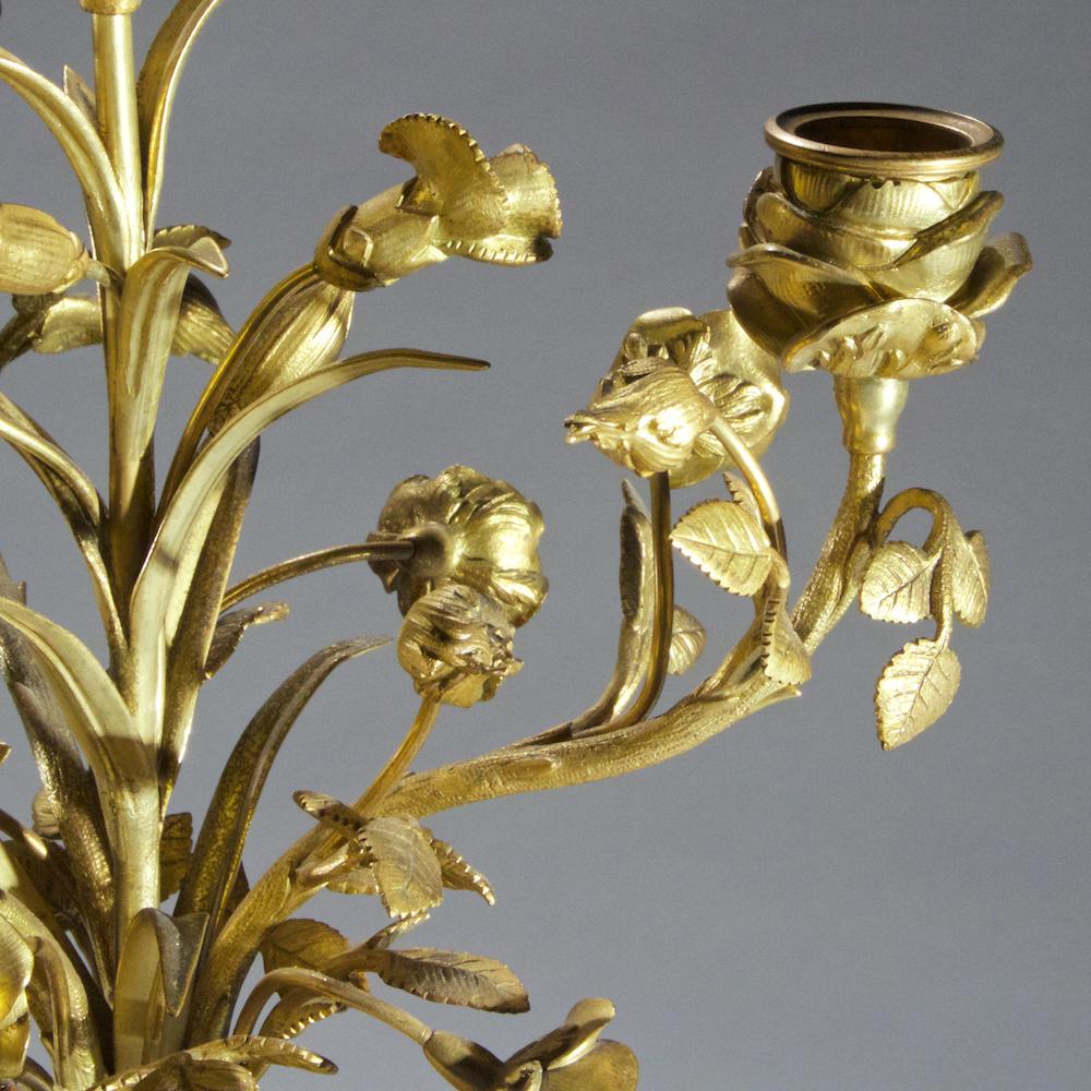 Français Paire de candélabres Louis XVI à quatre lumières montés en bronze doré et marbre en vente