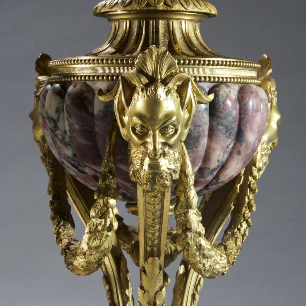 Paire de candélabres Louis XVI à quatre lumières montés en bronze doré et marbre Bon état - En vente à New York, NY