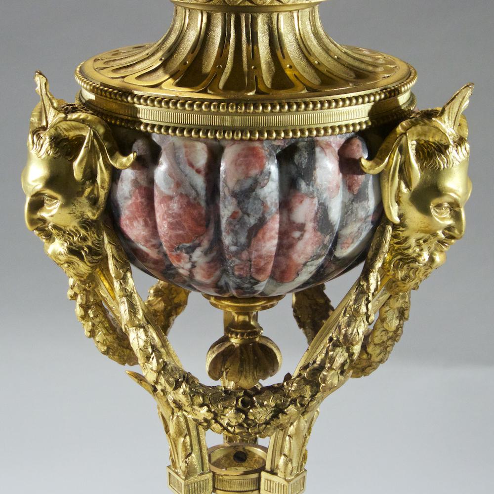 XIXe siècle Paire de candélabres Louis XVI à quatre lumières montés en bronze doré et marbre en vente