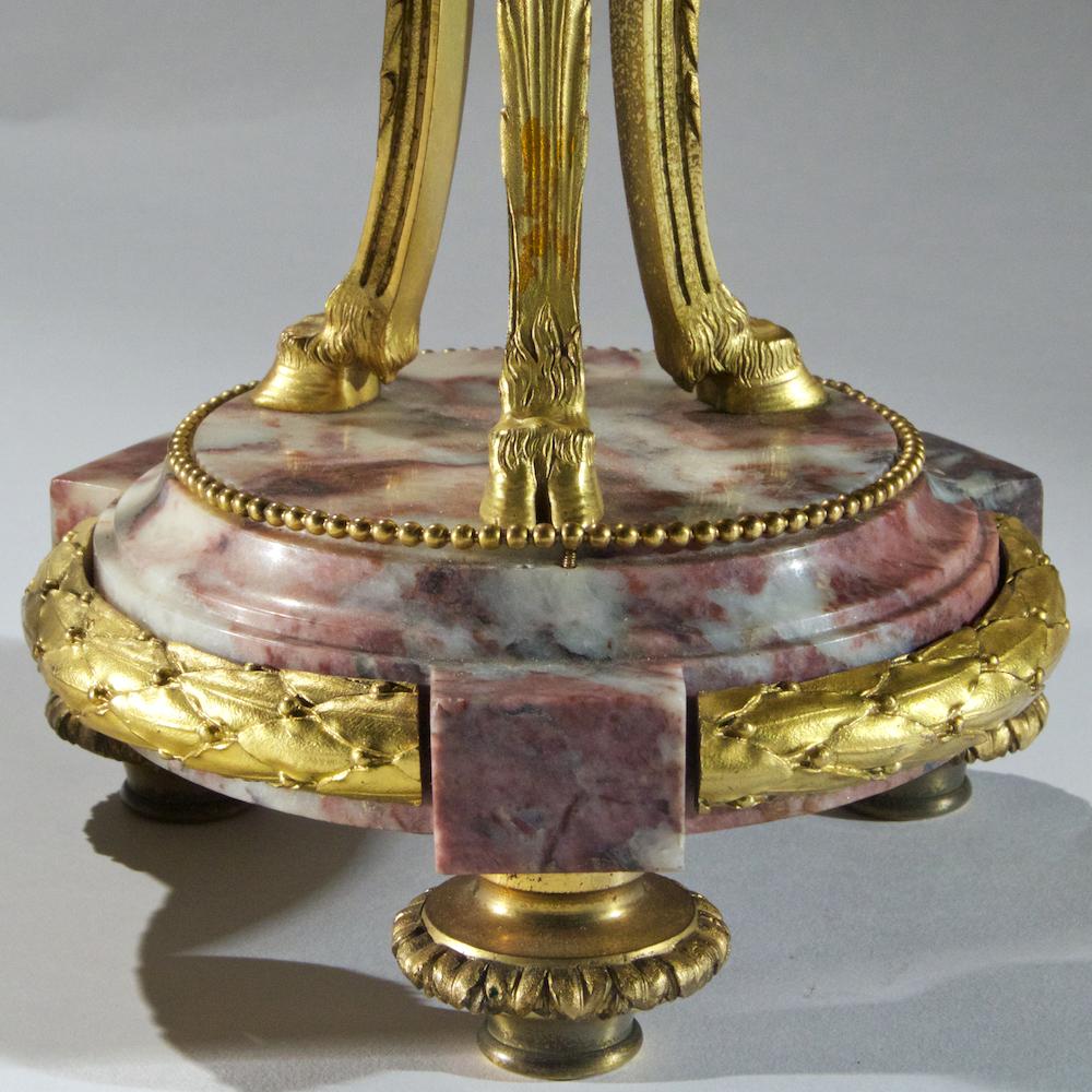 Marbre Paire de candélabres Louis XVI à quatre lumières montés en bronze doré et marbre en vente