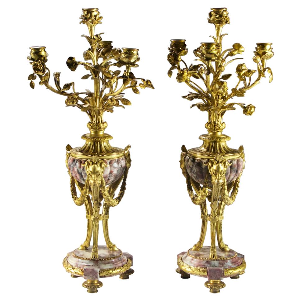 Paire de candélabres Louis XVI à quatre lumières montés en bronze doré et marbre en vente
