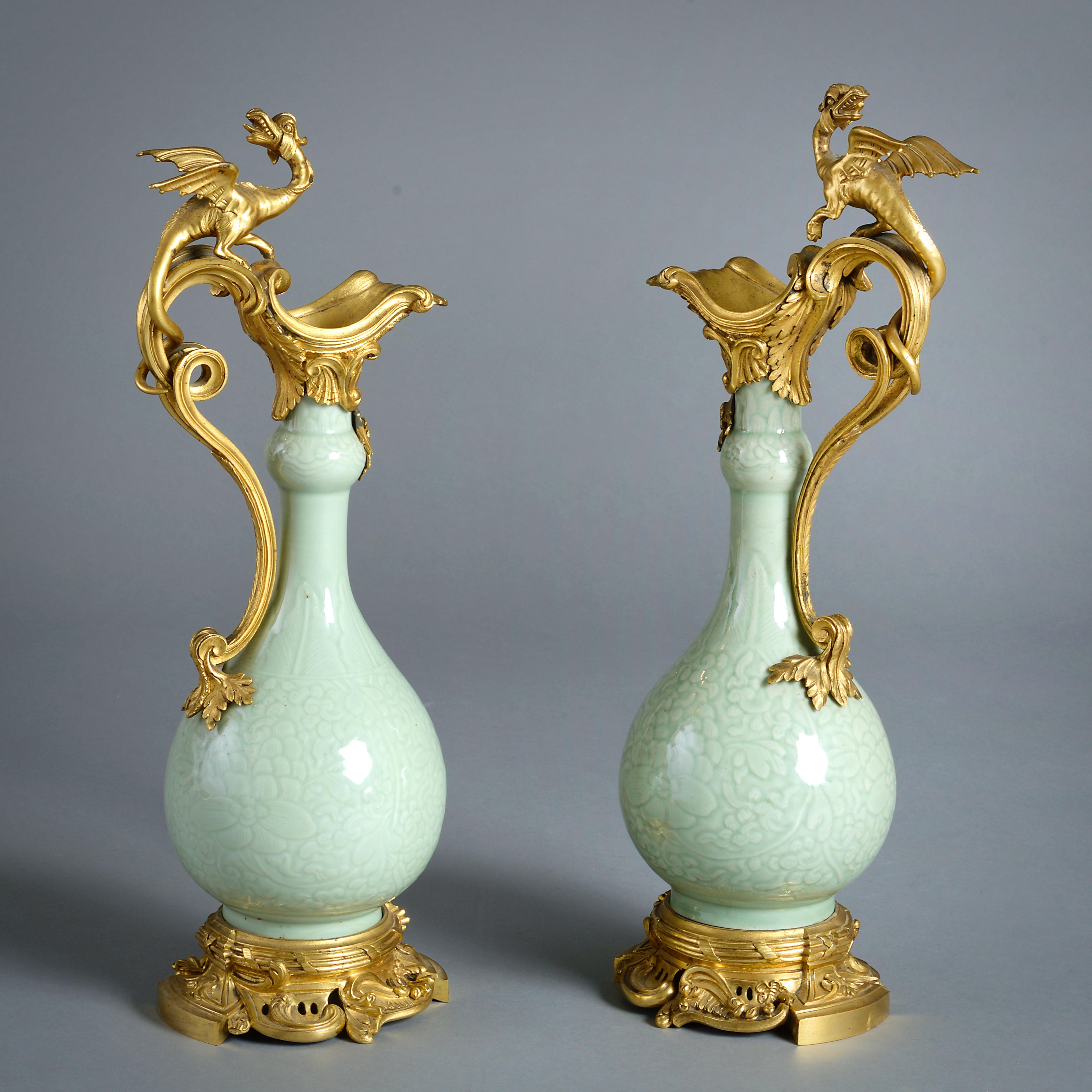 UN'ELEGANTE COPPIA DI CAPPE IN CELADON CON MONTATURA IN ORMOLU ATTRIBUITE A EDWARD HOLMES BALDOCK, 1830 CIRCA.

I corpi di porcellana cinese del XVIII secolo.

Provenienza:
I Conti di Bradford, Weston Park, Shropshire;
Christie's, Londra, giugno