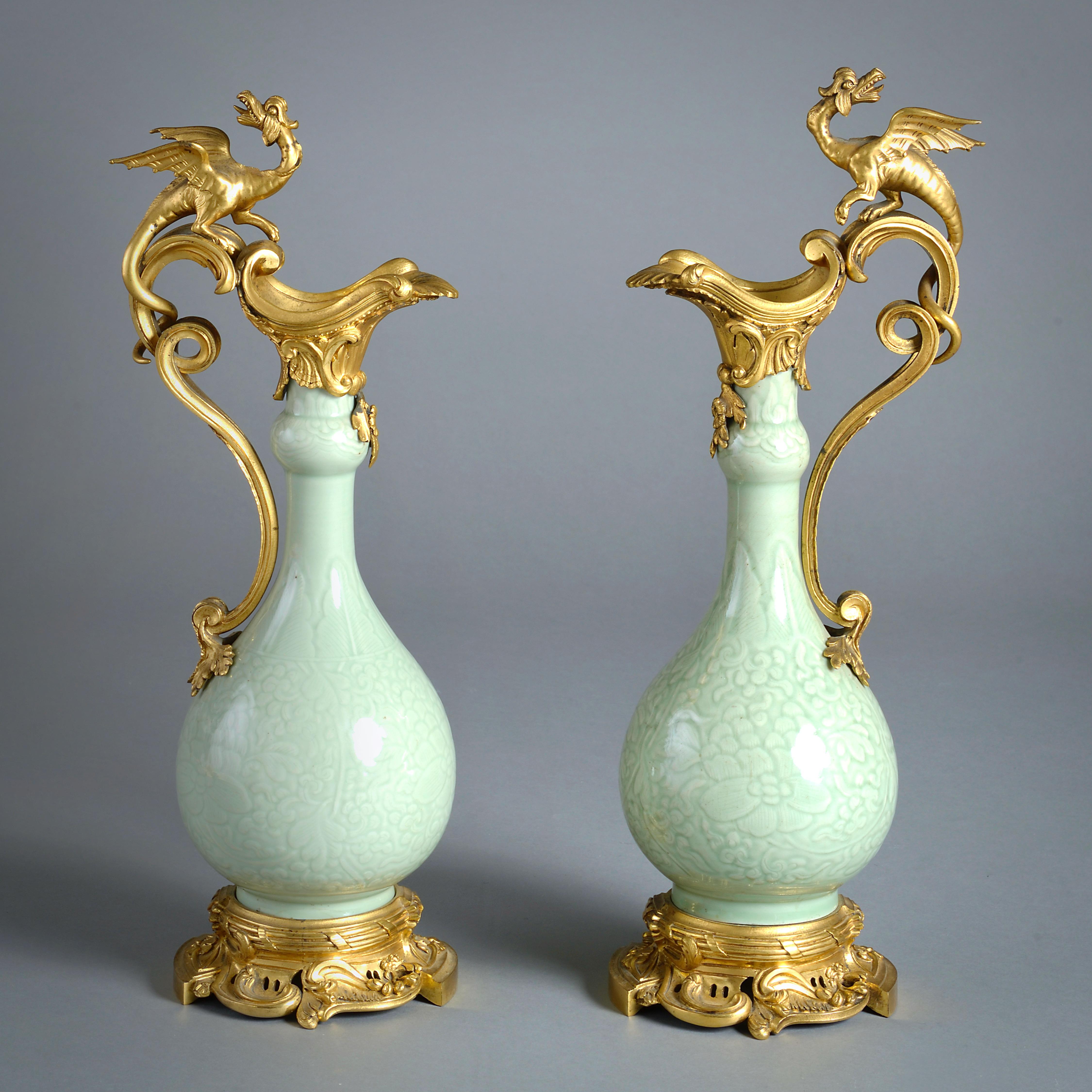 Coppia di gocce d'acqua in celadon con montatura in ormolu attribuite a Edward Holmes Baldock In condizioni buone in vendita a London, GB