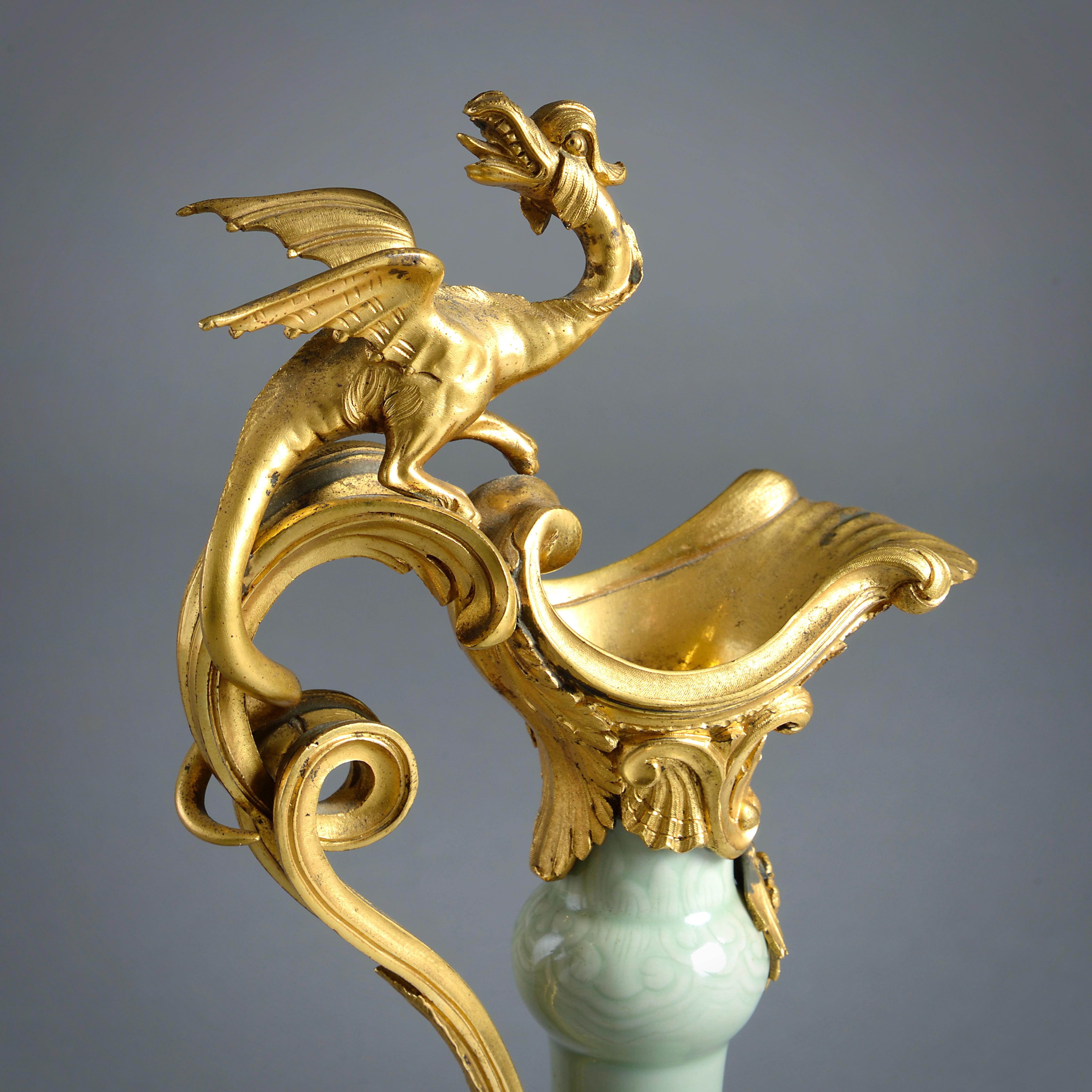 Porcellana Coppia di gocce d'acqua in celadon con montatura in ormolu attribuite a Edward Holmes Baldock in vendita