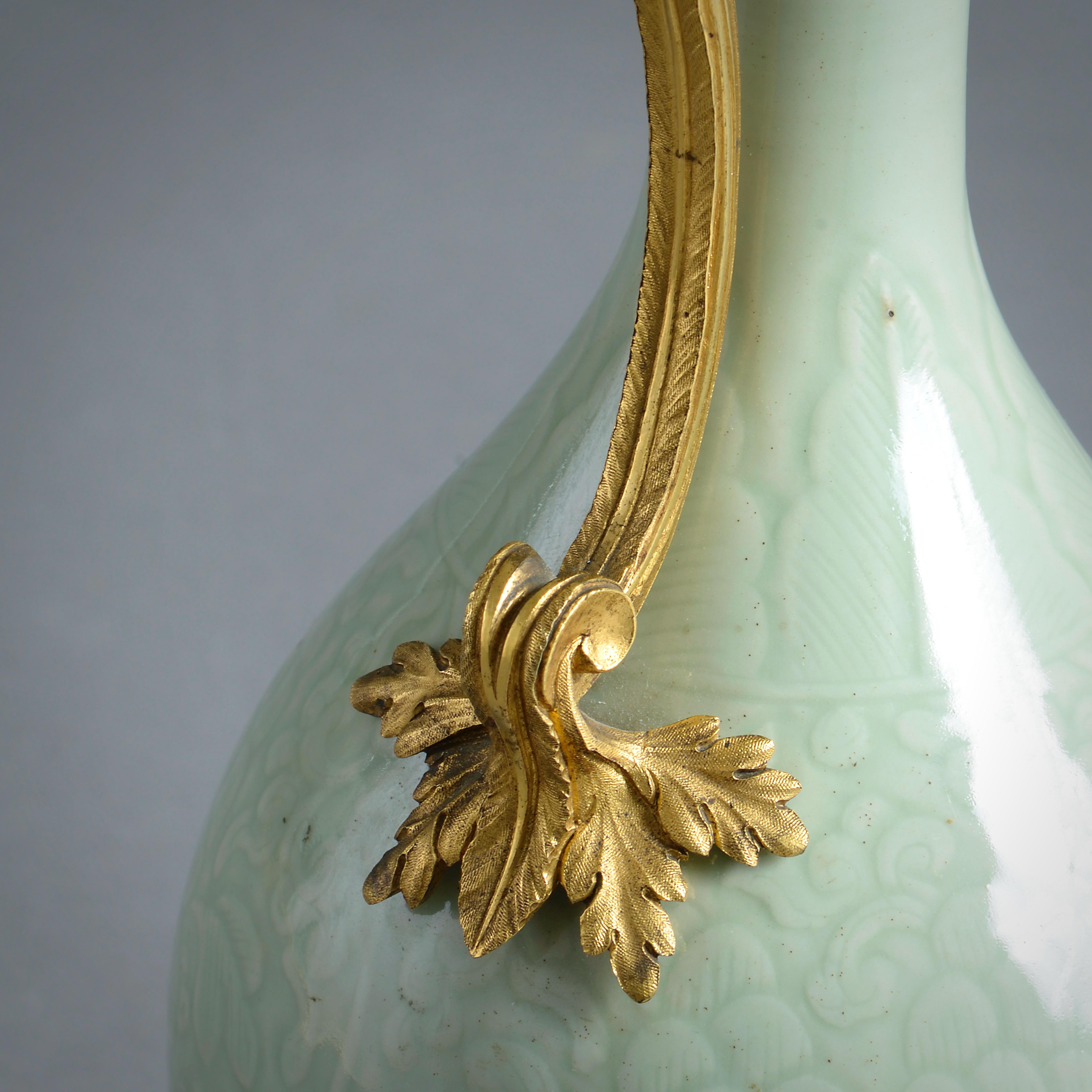 Coppia di gocce d'acqua in celadon con montatura in ormolu attribuite a Edward Holmes Baldock in vendita 2