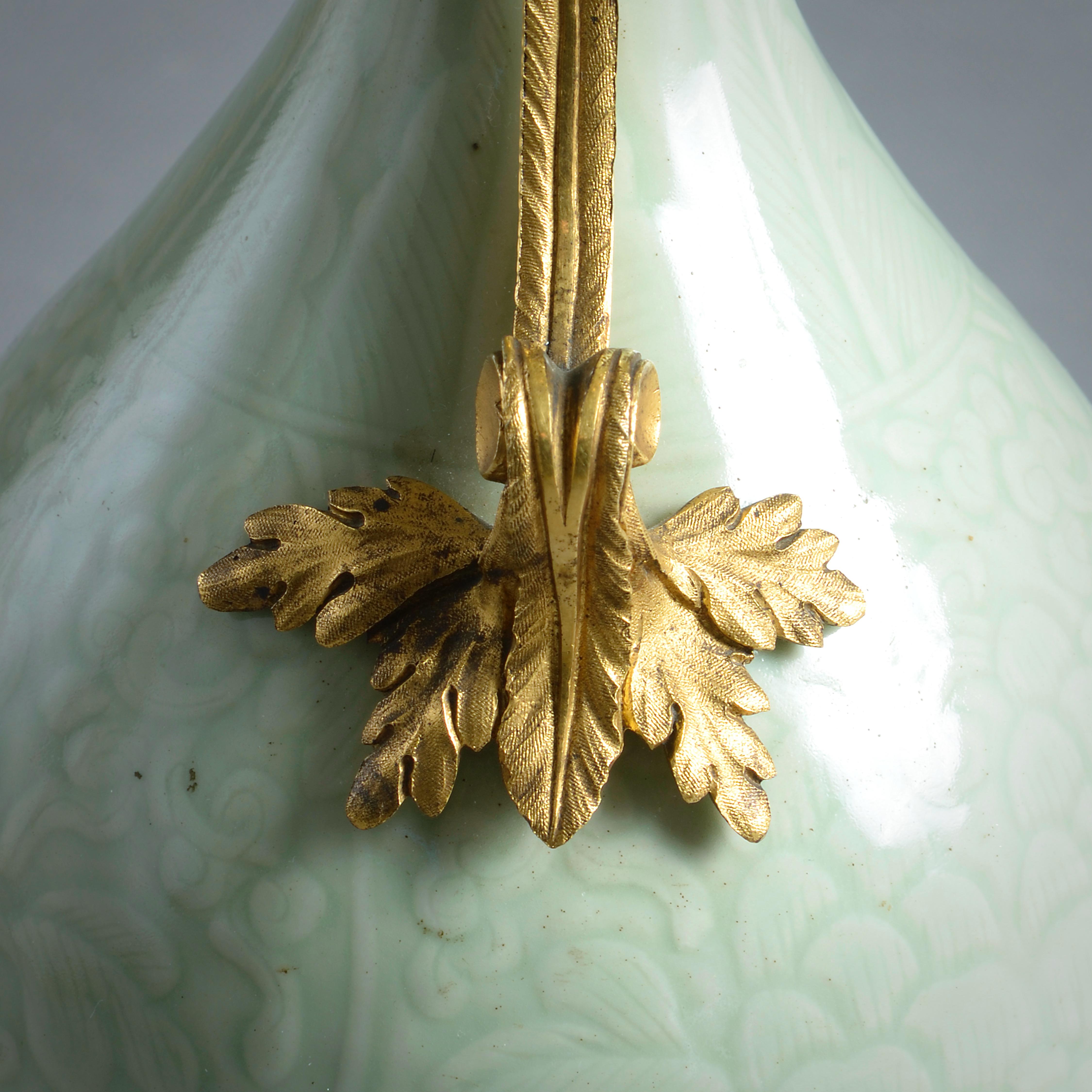 Coppia di gocce d'acqua in celadon con montatura in ormolu attribuite a Edward Holmes Baldock in vendita 3