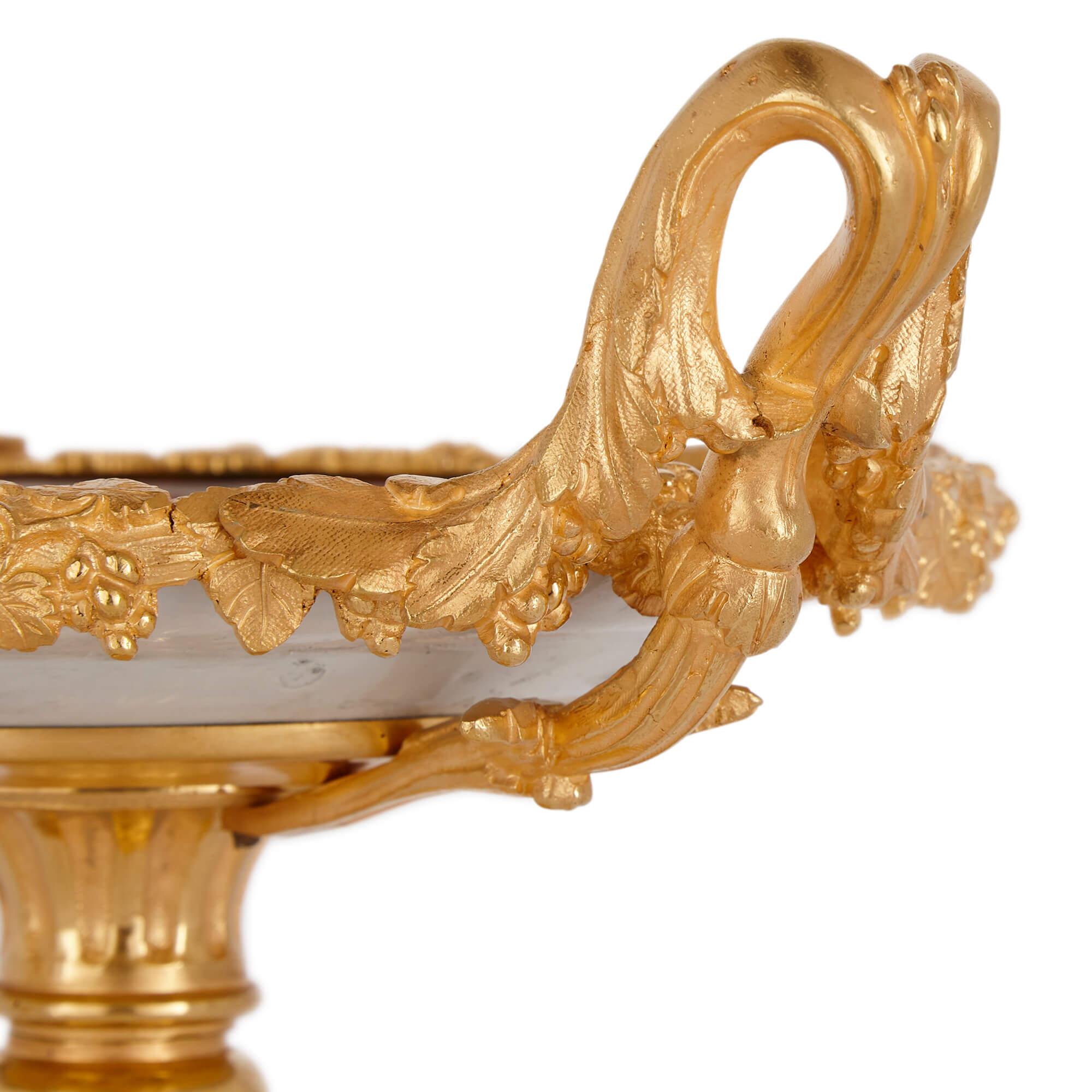 Paar in Ormolu gefasste chinesische Porzellan-Tazzen (19. Jahrhundert) im Angebot