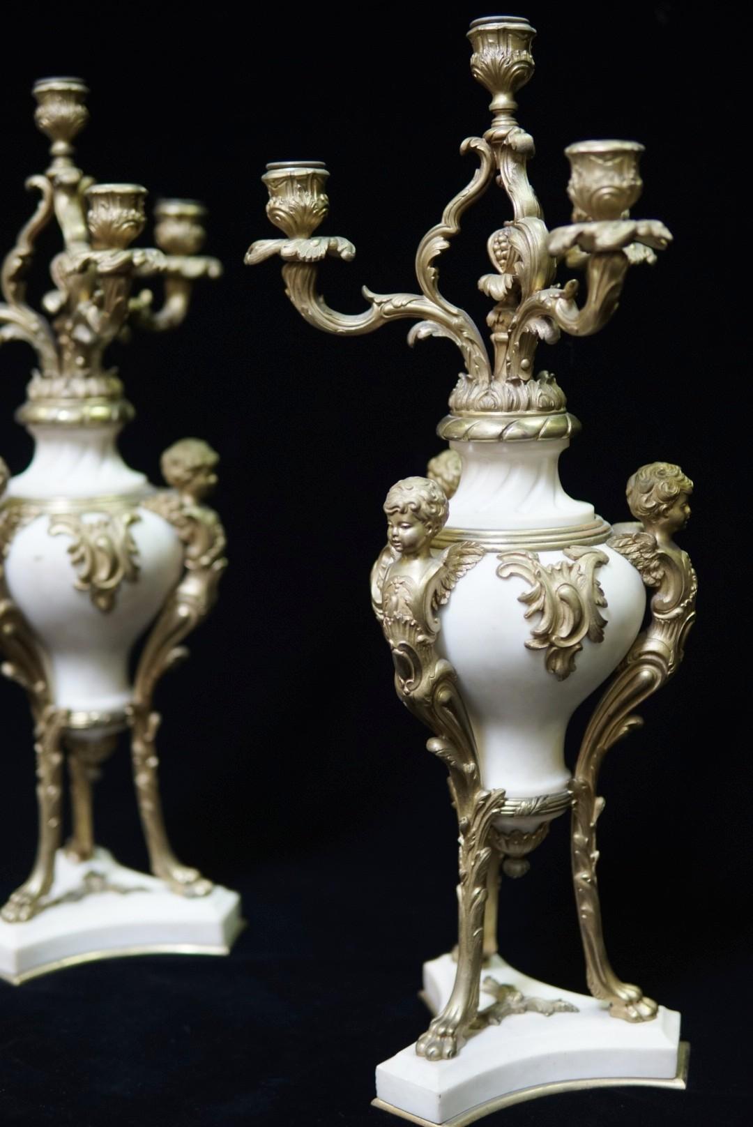 Français Paire de candélabres en marbre montés sur bronze doré, 19e siècle, France en vente