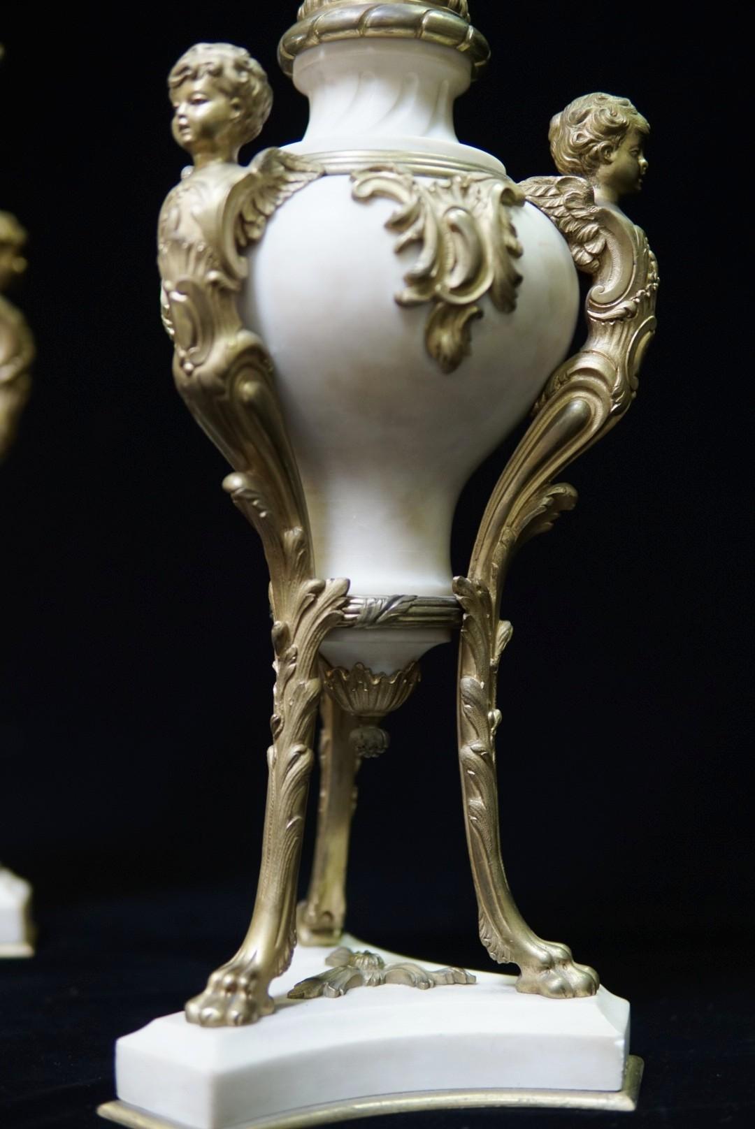 Sculpté à la main Paire de candélabres en marbre montés sur bronze doré, 19e siècle, France en vente