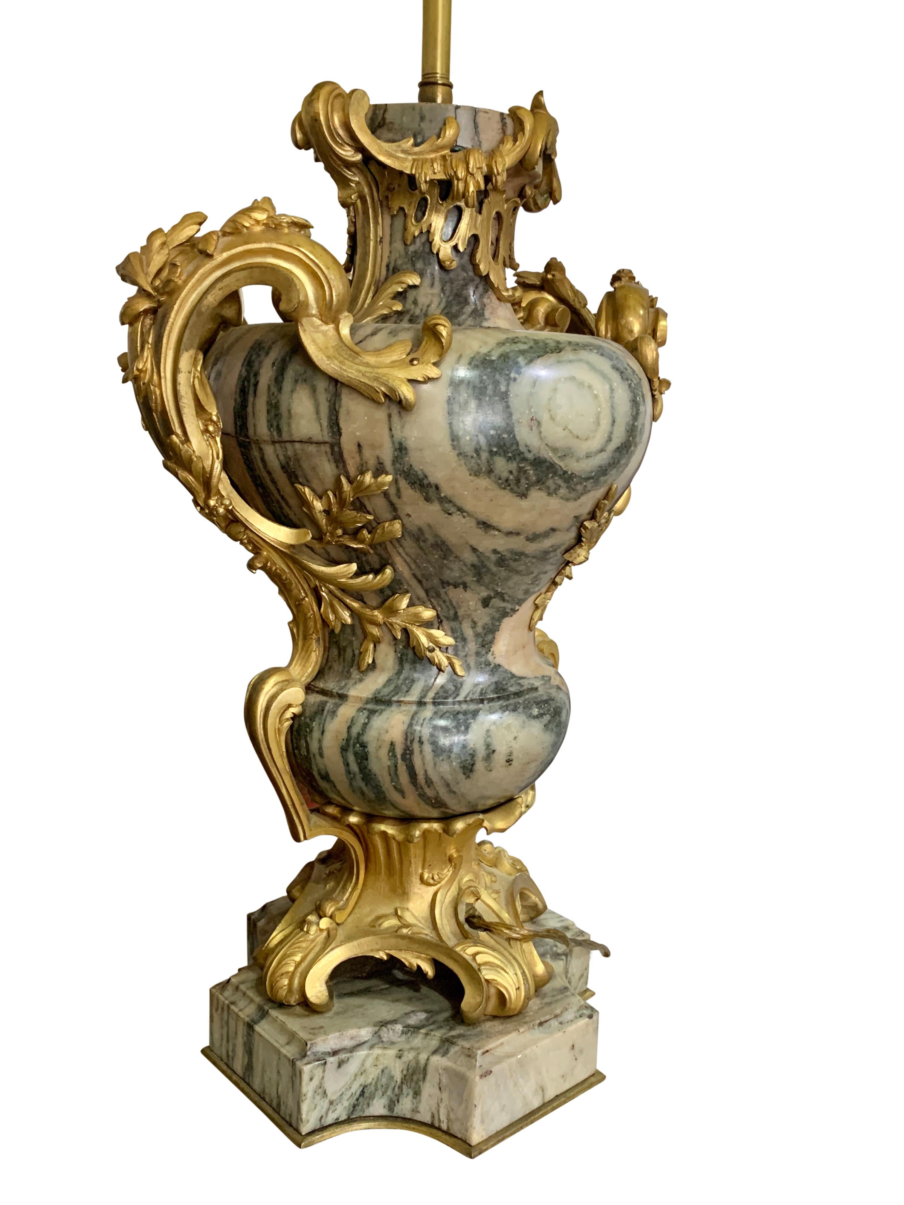 Paire de lampes en marbre montées en bronze doré de la Maison Millet en vente 4