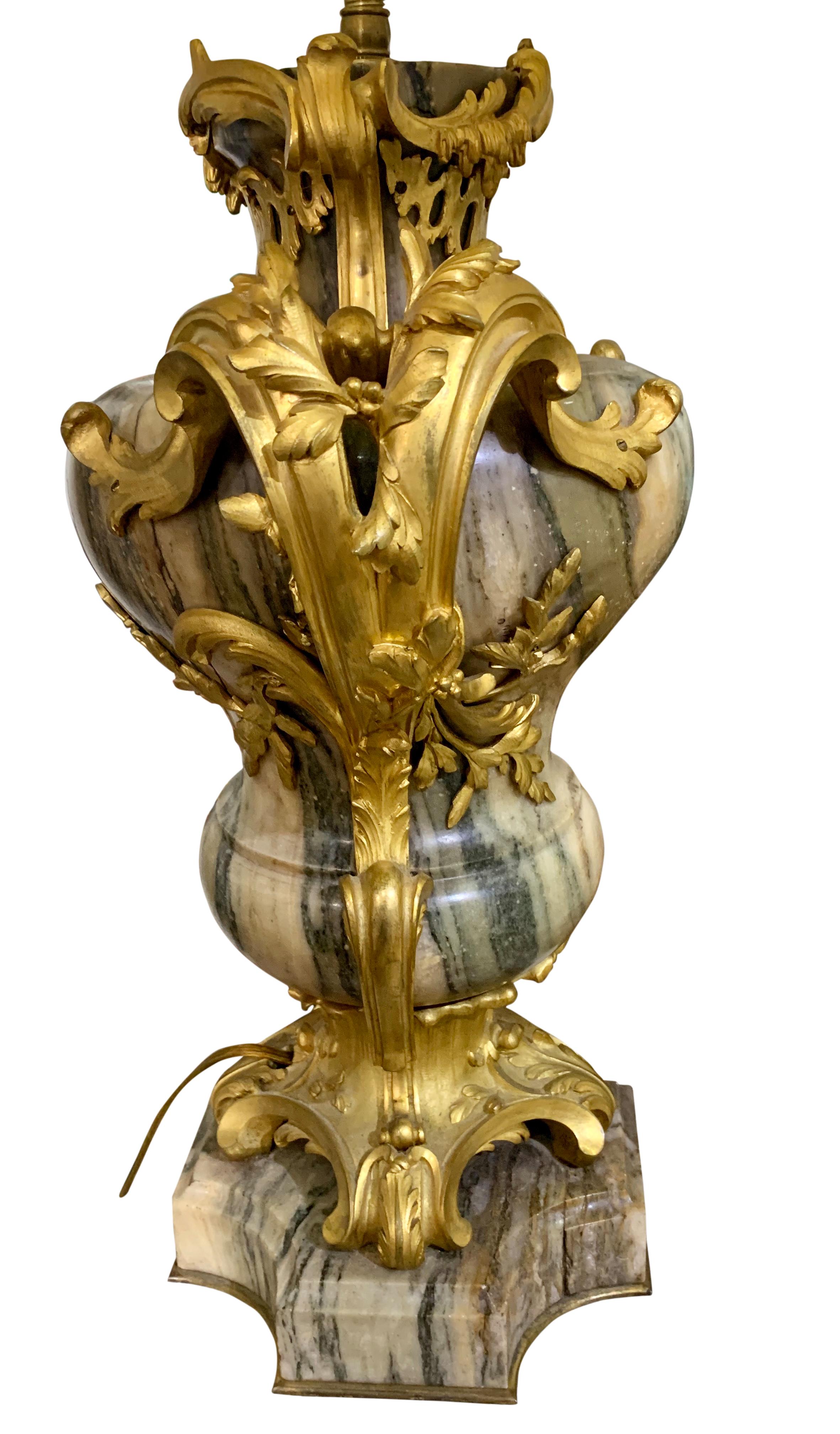 Bronze doré Paire de lampes en marbre montées en bronze doré de la Maison Millet en vente