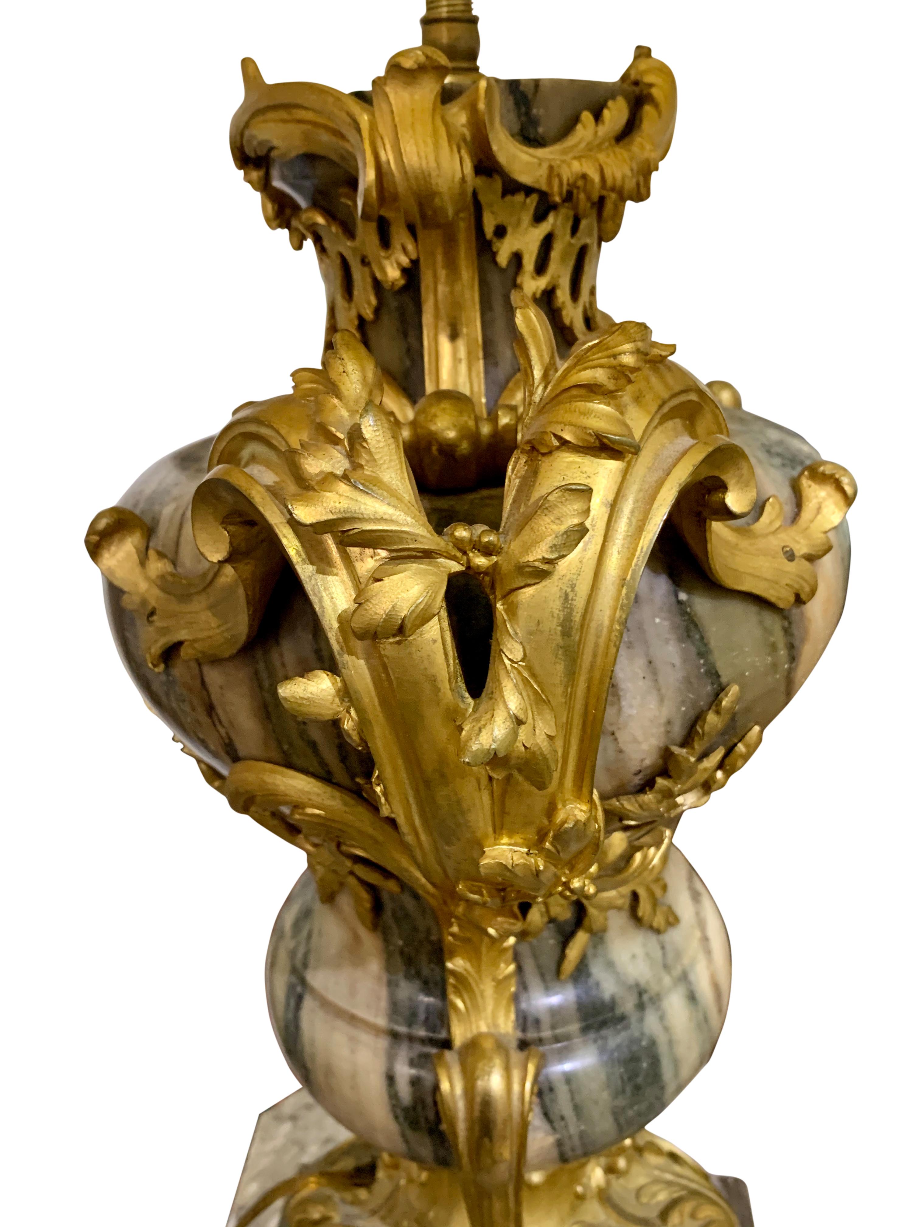 Paire de lampes en marbre montées en bronze doré de la Maison Millet en vente 3