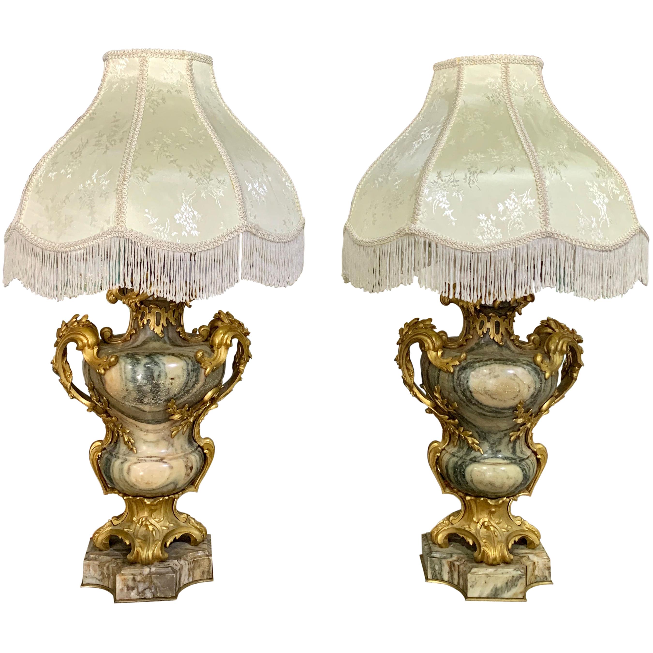 Paire de lampes en marbre montées en bronze doré de la Maison Millet en vente