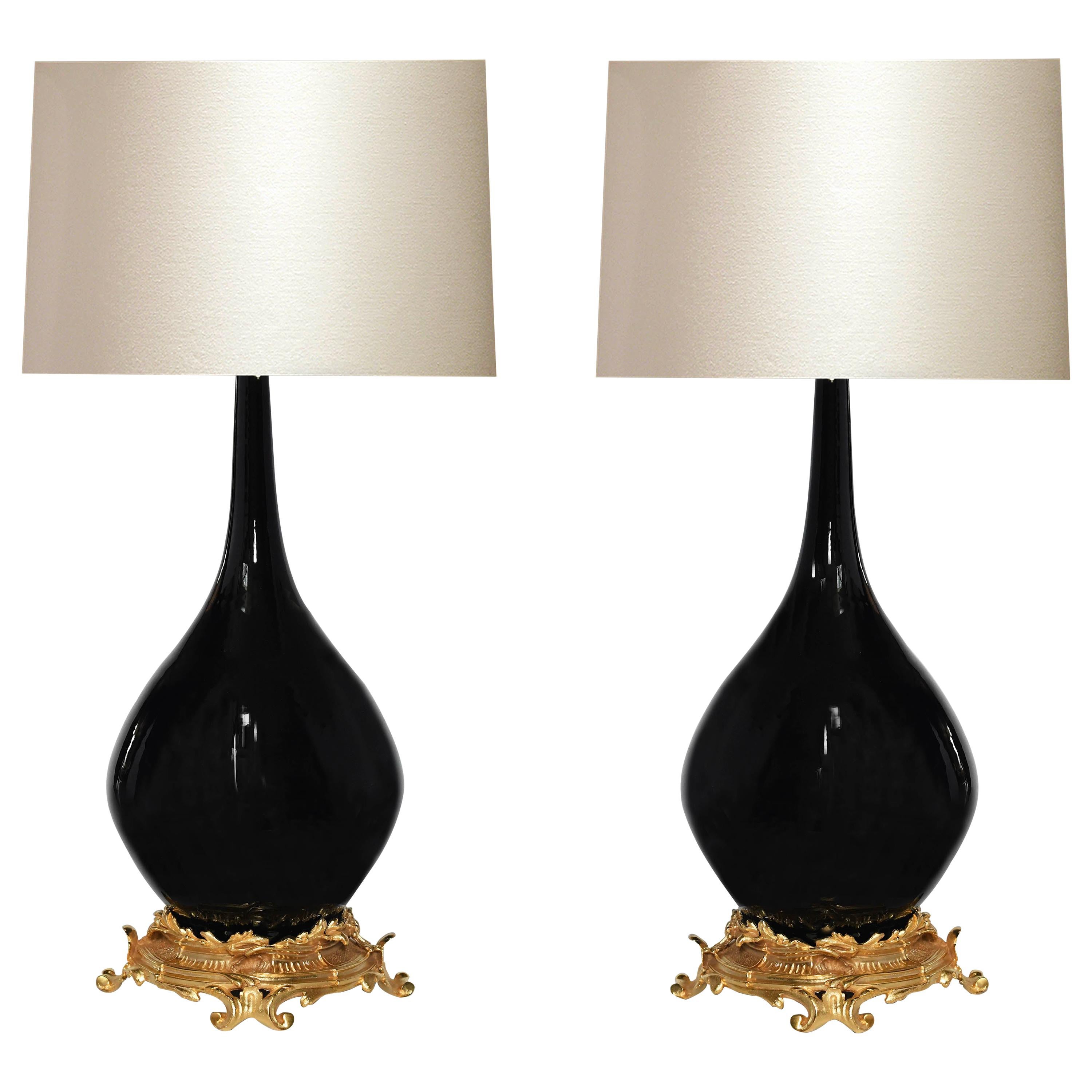 Specchio con montatura in ormolu Lampade in porcellana nera
