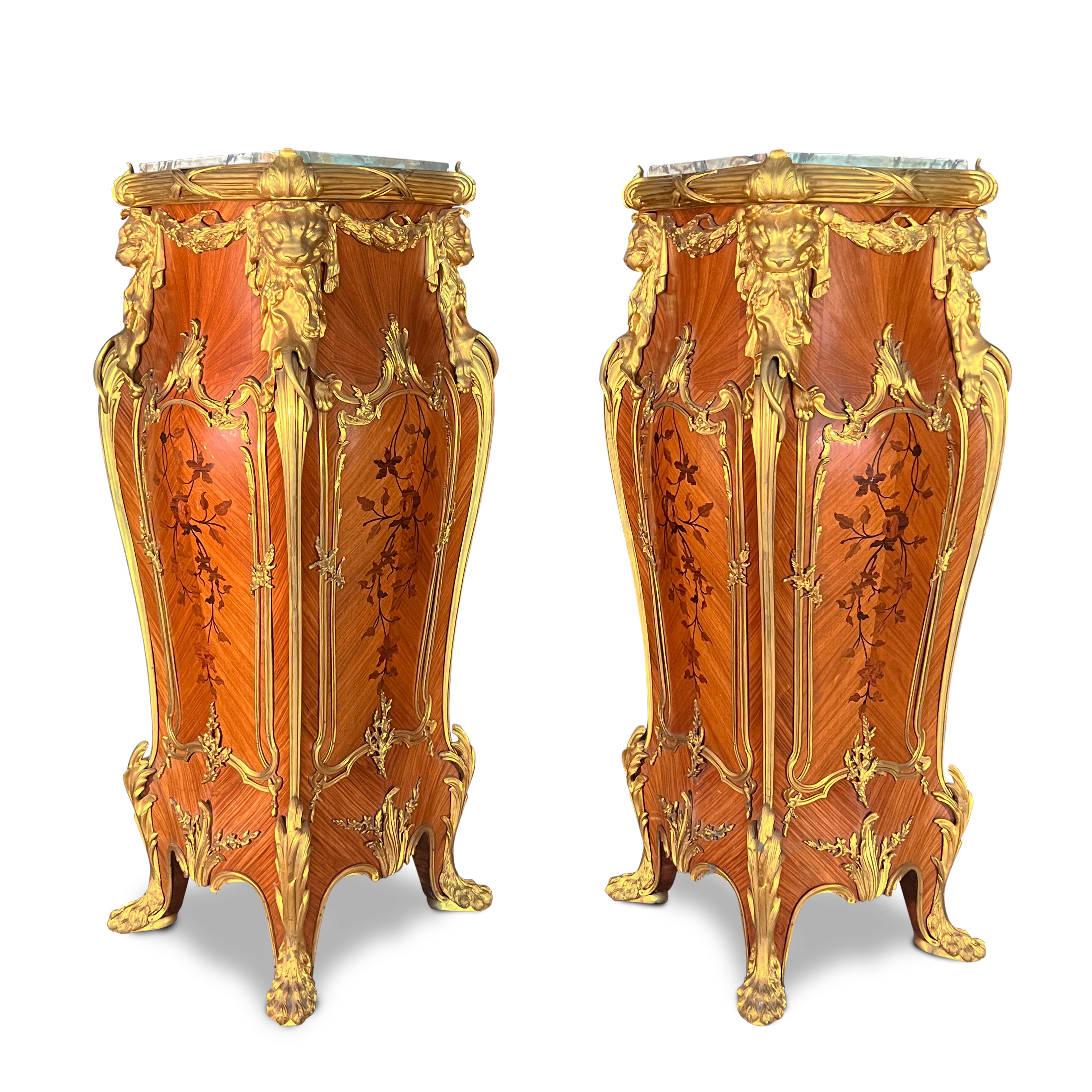 Paar von  Große Ormolu-Pedestale nach François Linke (Louis XV.) im Angebot