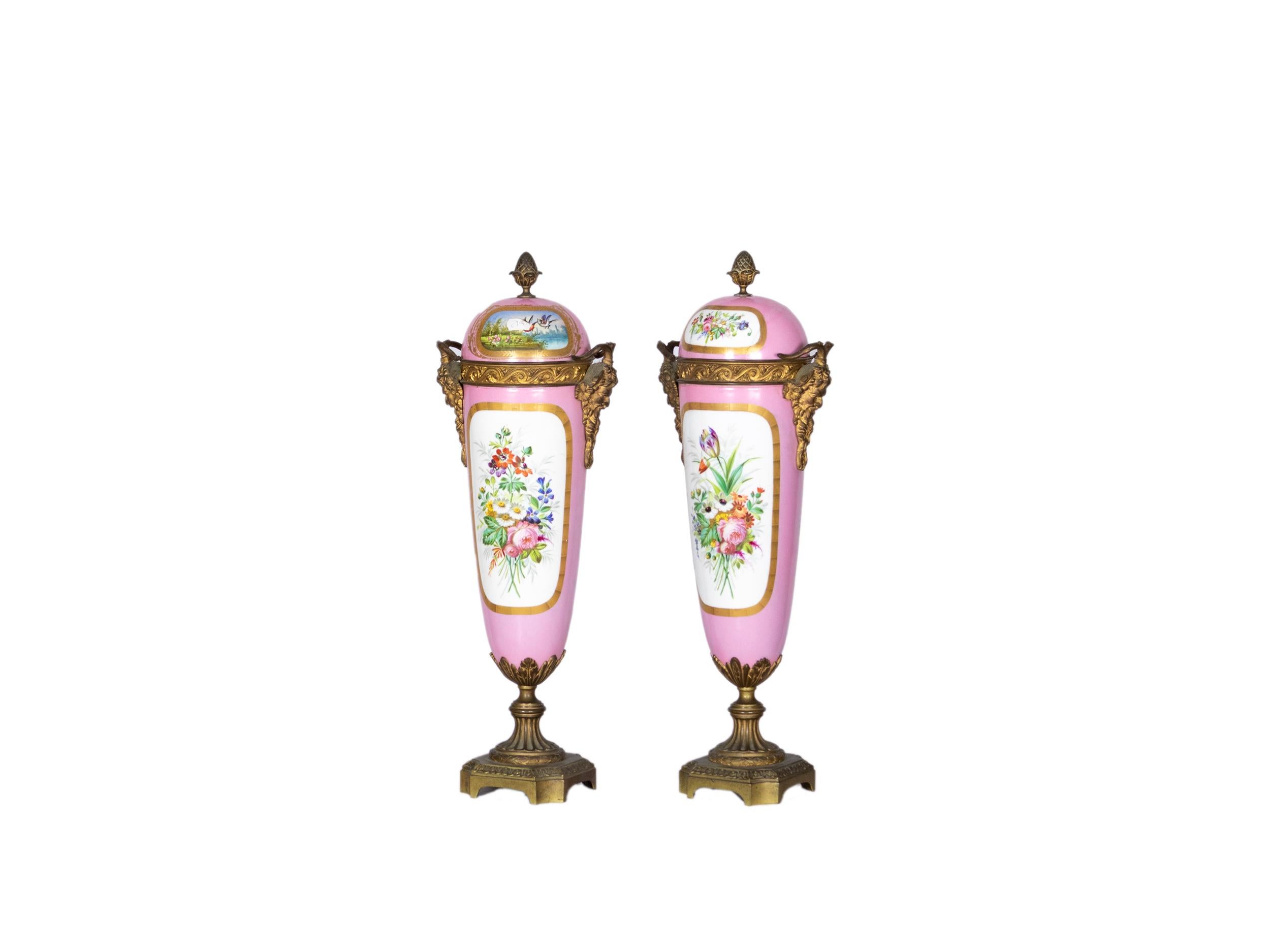 Pareja De Jarrones De Sevres Rosas Montados De Ormolu, Escenas Florales, Siglo XIX Rococó en venta
