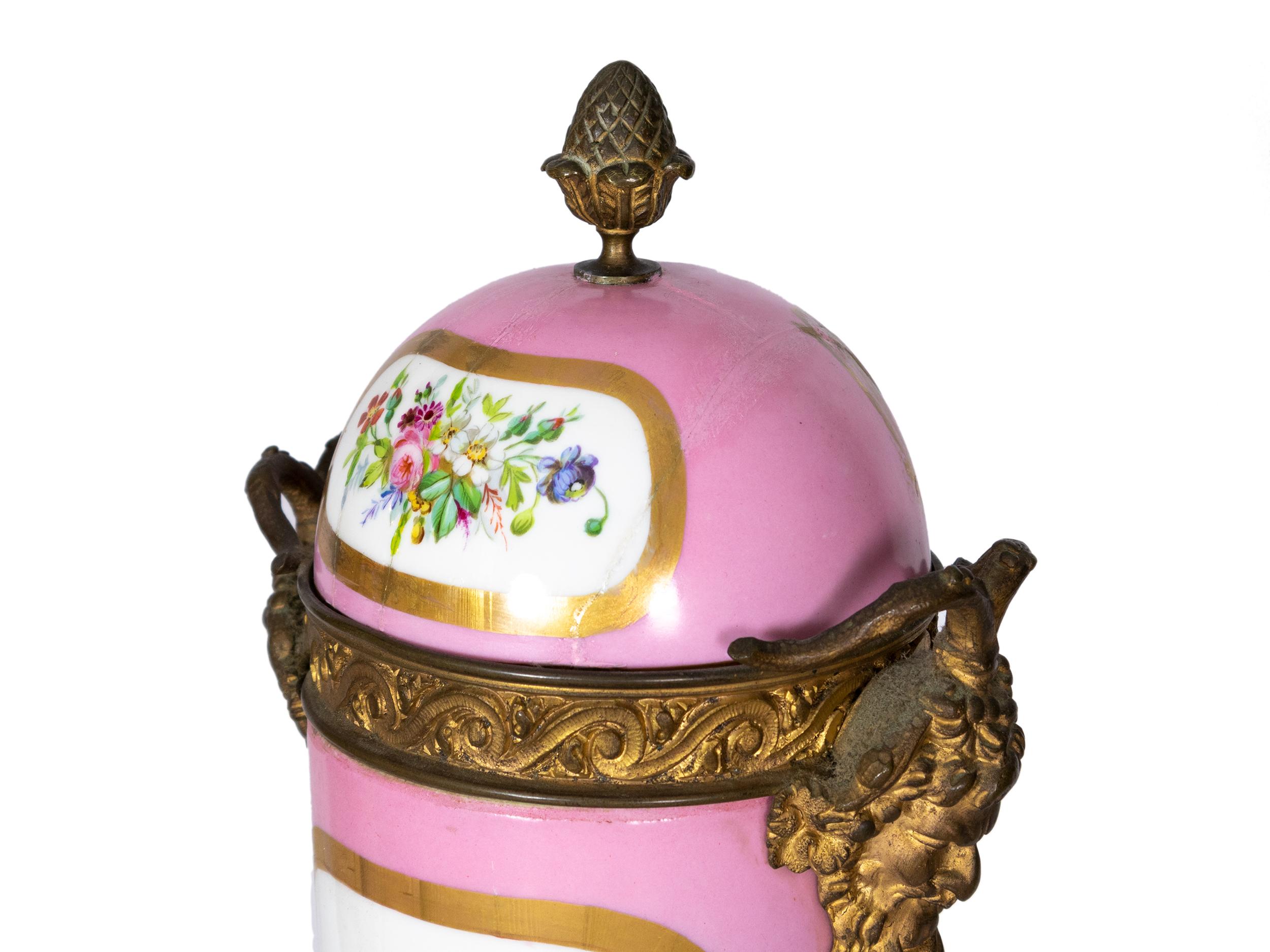 Pareja De Jarrones De Sevres Rosas Montados De Ormolu, Escenas Florales, Siglo XIX Francés en venta