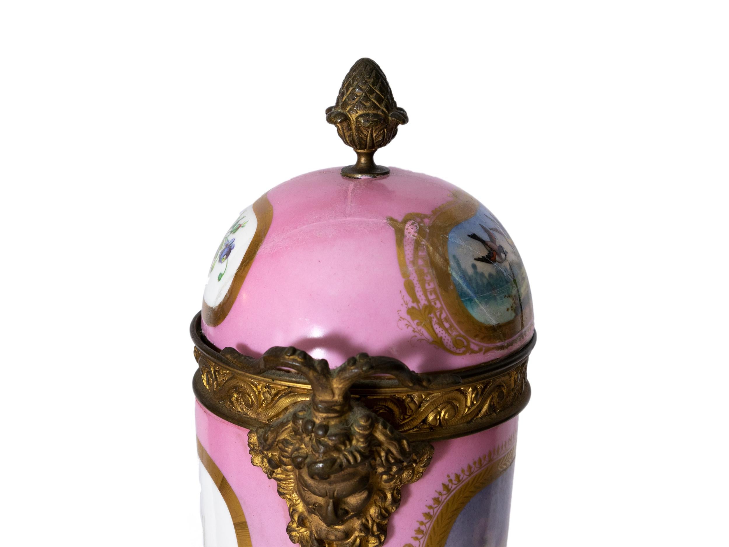 Pareja De Jarrones De Sevres Rosas Montados De Ormolu, Escenas Florales, Siglo XIX Pintado a mano en venta