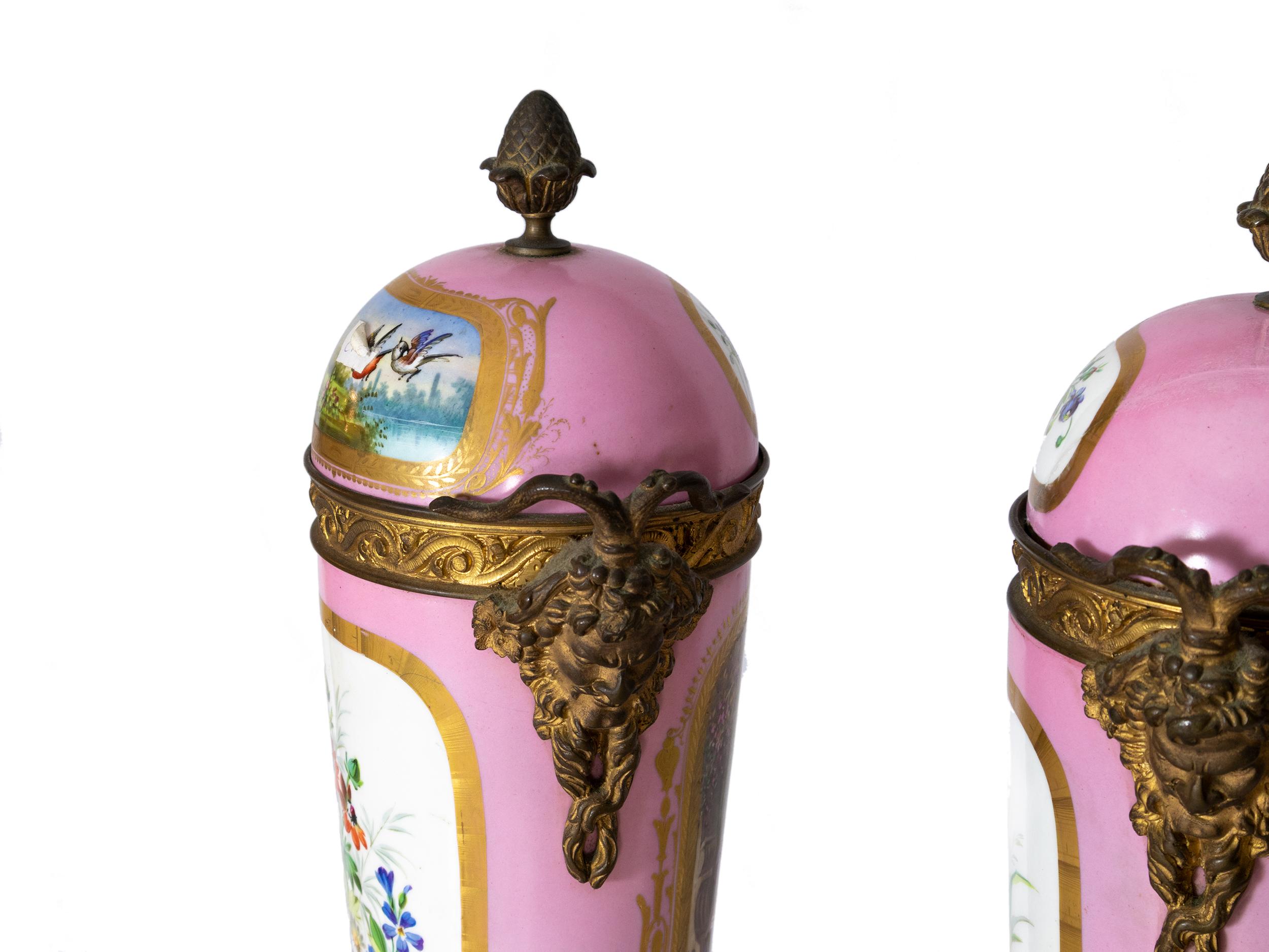 Pareja De Jarrones De Sevres Rosas Montados De Ormolu, Escenas Florales, Siglo XIX en Bastante bueno estado para la venta en Lisbon, PT