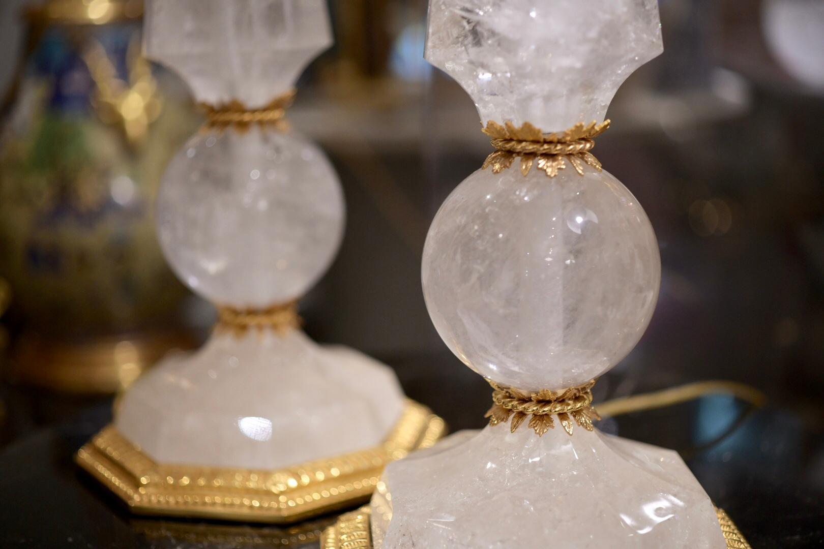 Paar Goldbronze-gefasste Bergkristall-Quarz-Lampen aus Bergkristall im Zustand „Hervorragend“ im Angebot in New York, NY
