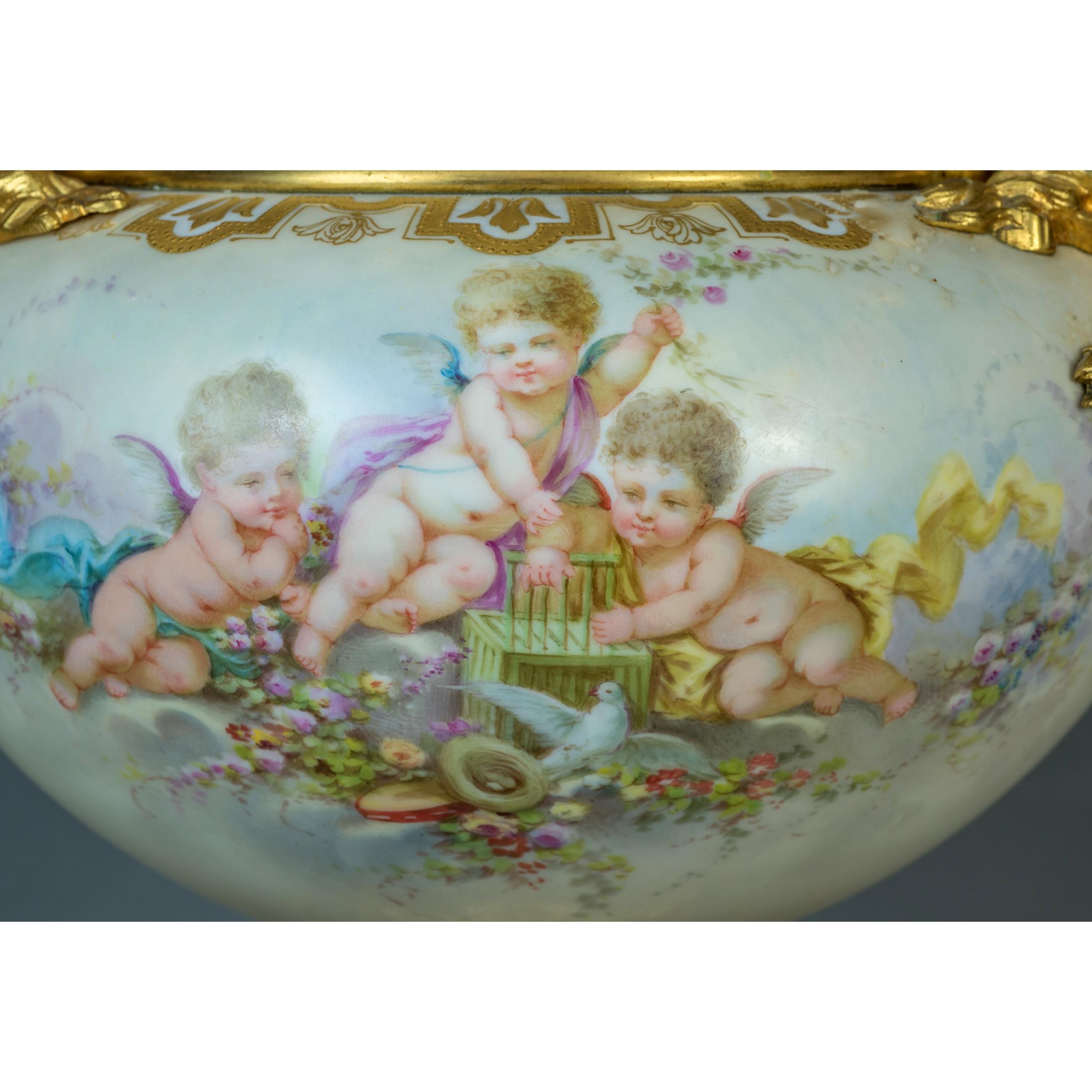 Paar Champlev-Vasen aus Porzellan im Svres-Stil mit Goldbronzebeschlägen im Angebot 3