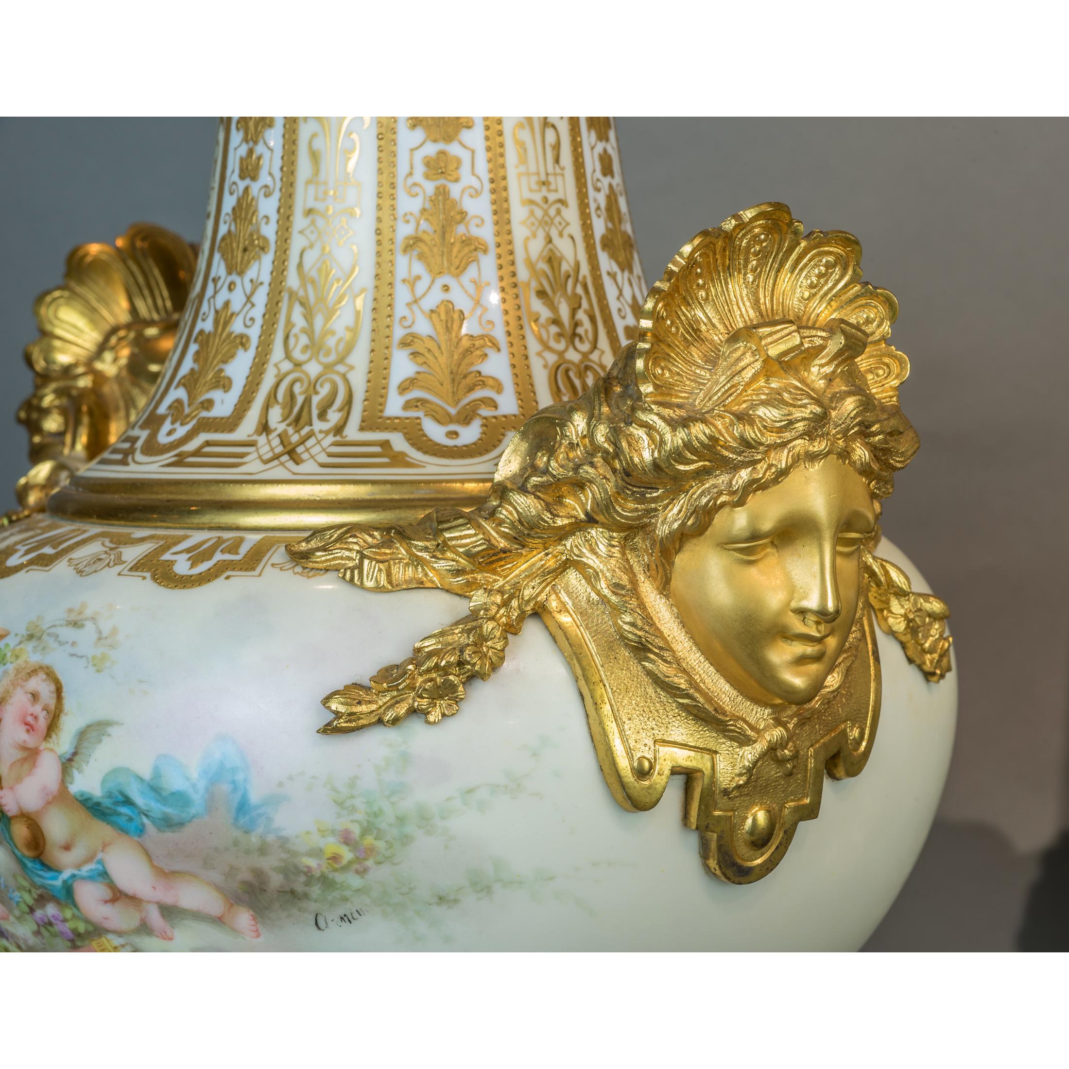 Paar Champlev-Vasen aus Porzellan im Svres-Stil mit Goldbronzebeschlägen im Angebot 5
