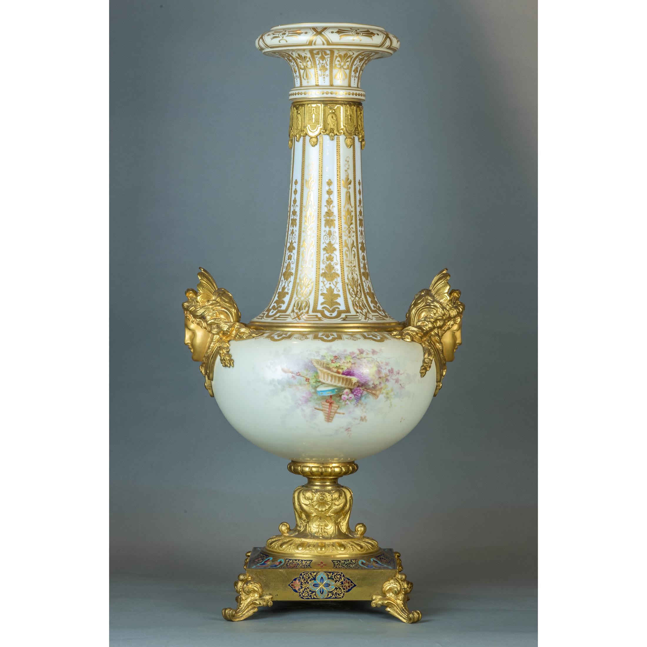 Paar Champlev-Vasen aus Porzellan im Svres-Stil mit Goldbronzebeschlägen im Zustand „Gut“ im Angebot in New York, NY