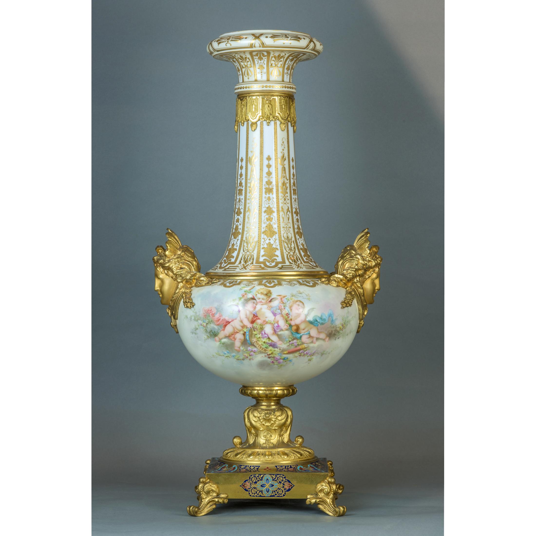 Paar Champlev-Vasen aus Porzellan im Svres-Stil mit Goldbronzebeschlägen (Bronze) im Angebot