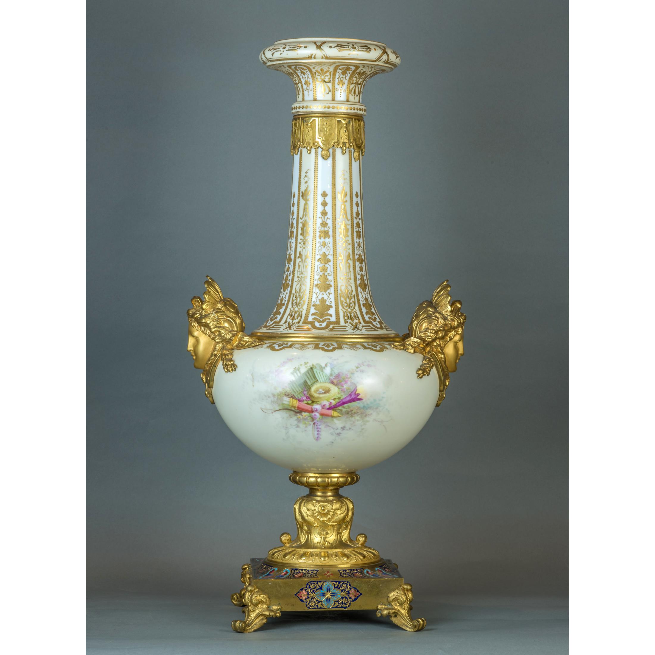 Paar Champlev-Vasen aus Porzellan im Svres-Stil mit Goldbronzebeschlägen im Angebot 1