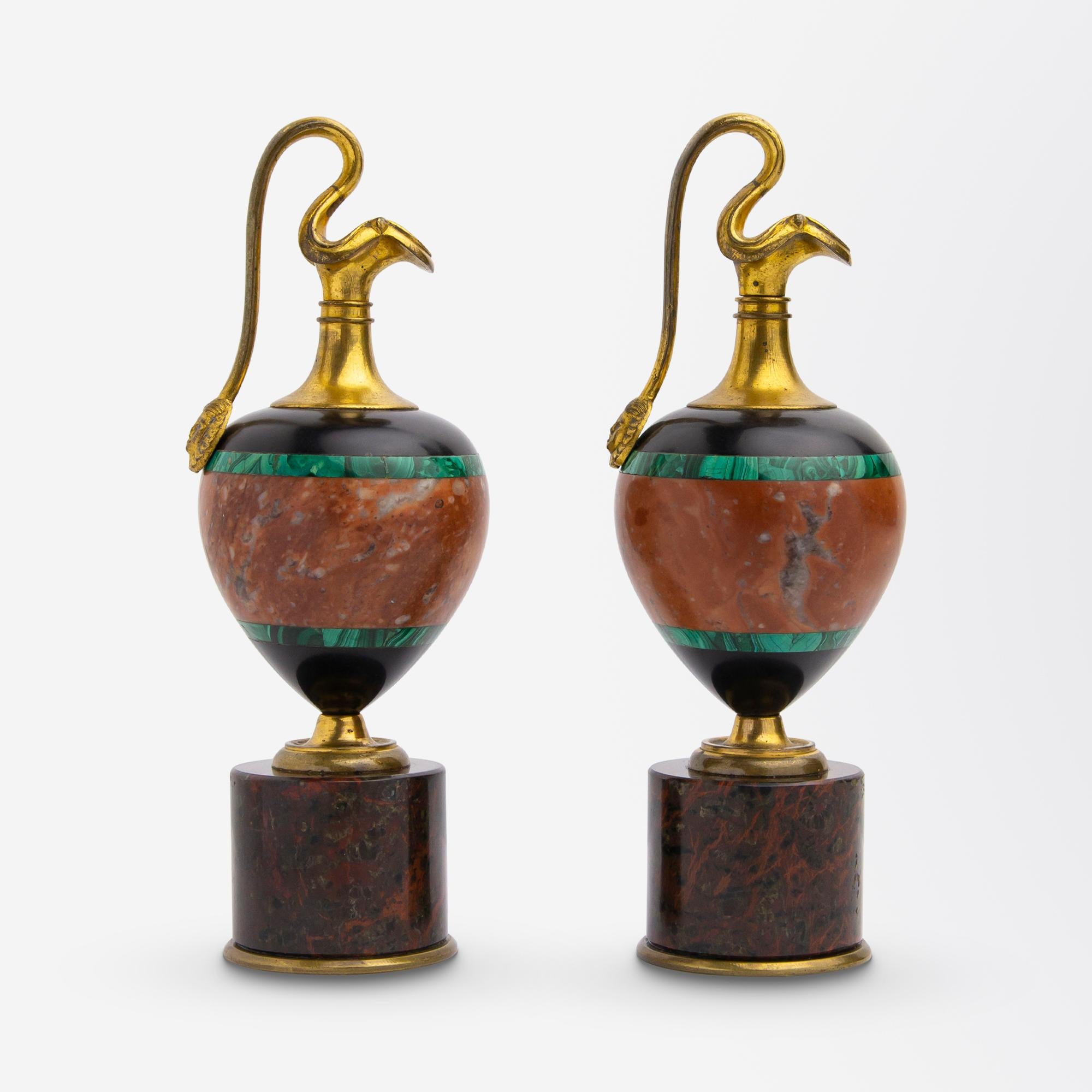 Européen Paire d'aiguières « Oinochoe » en bronze doré, onyx, malachite et pierre dure, vers 1870 en vente