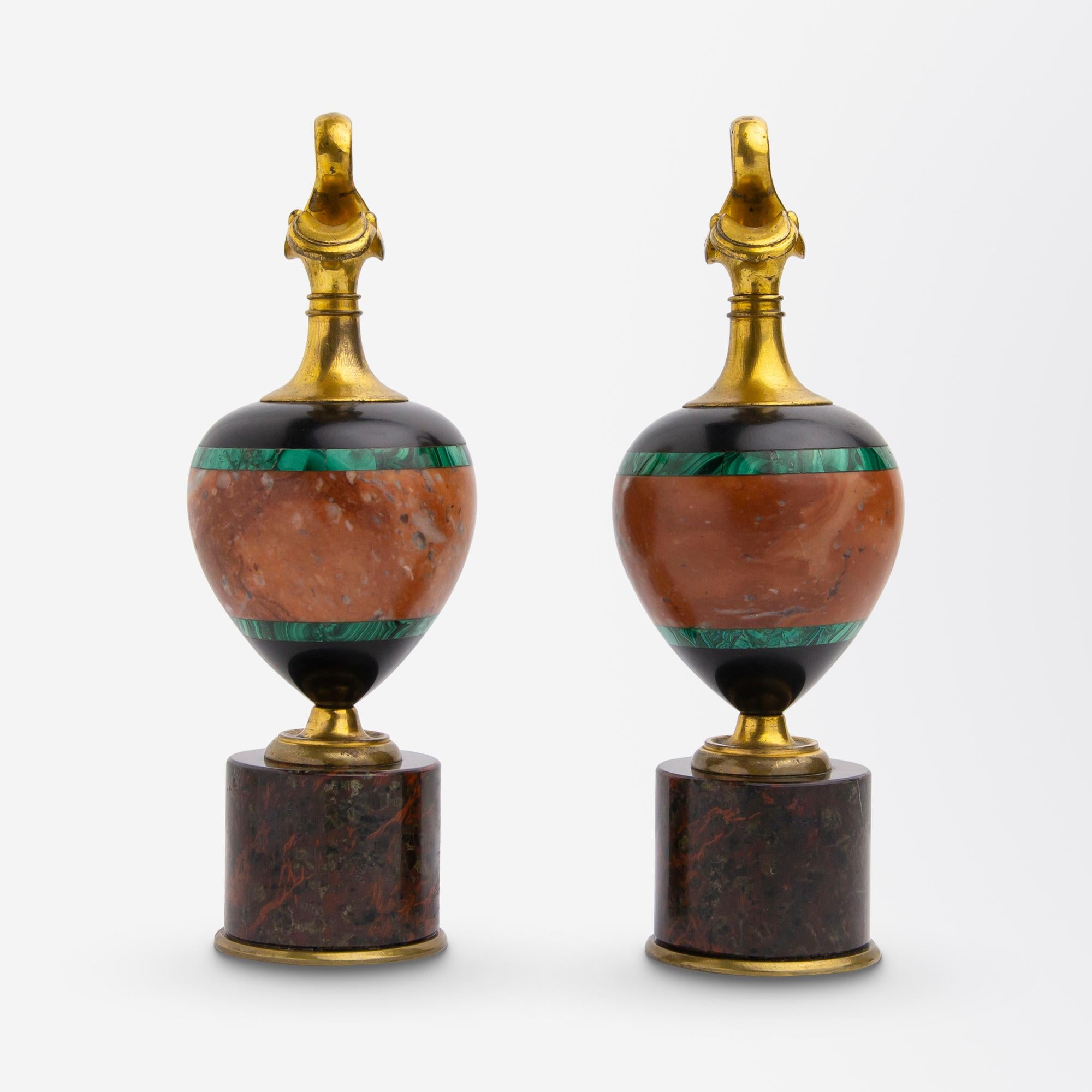 Incrusté Paire d'aiguières « Oinochoe » en bronze doré, onyx, malachite et pierre dure, vers 1870 en vente