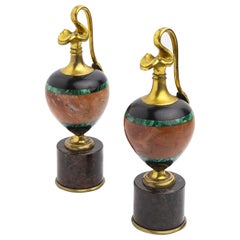 Paire d'aiguières « Oinochoe » en bronze doré, onyx, malachite et pierre dure, vers 1870
