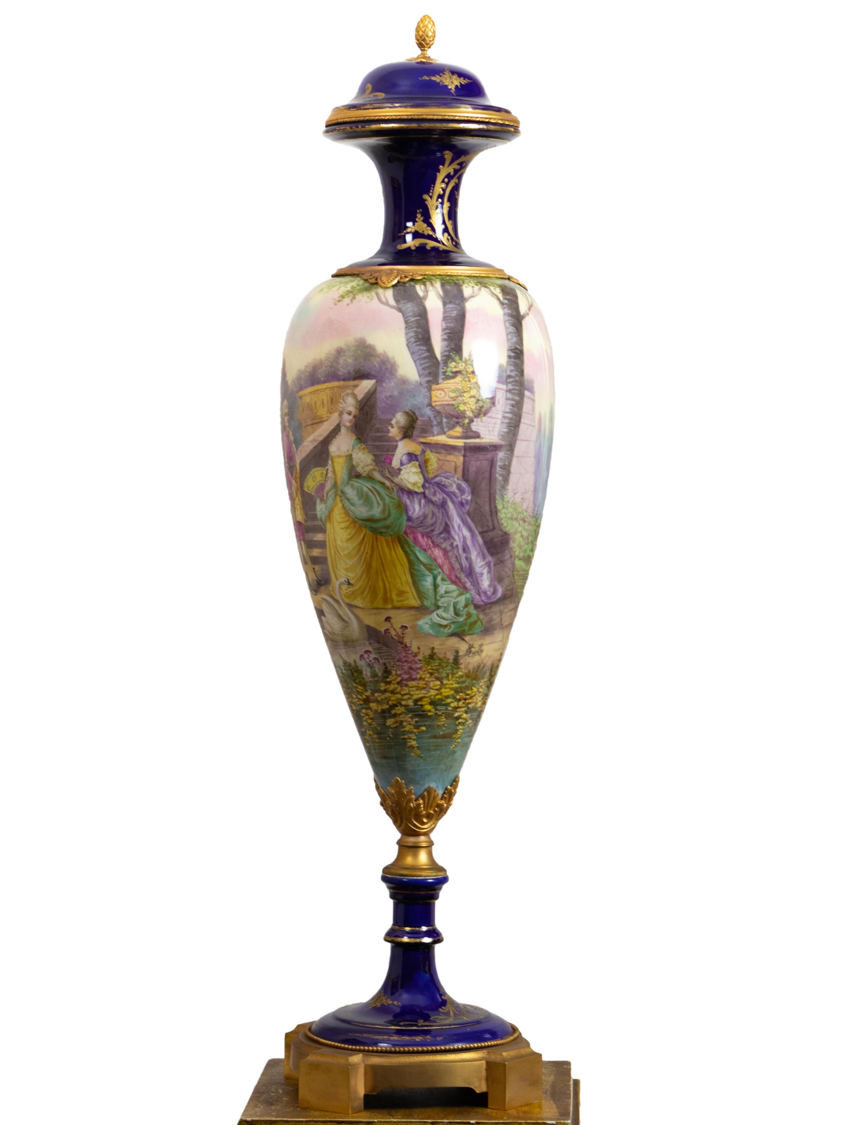 Coppia di vasi in porcellana Ormolu Manufature Nationale Sèvres, XIX secolo in vendita 4