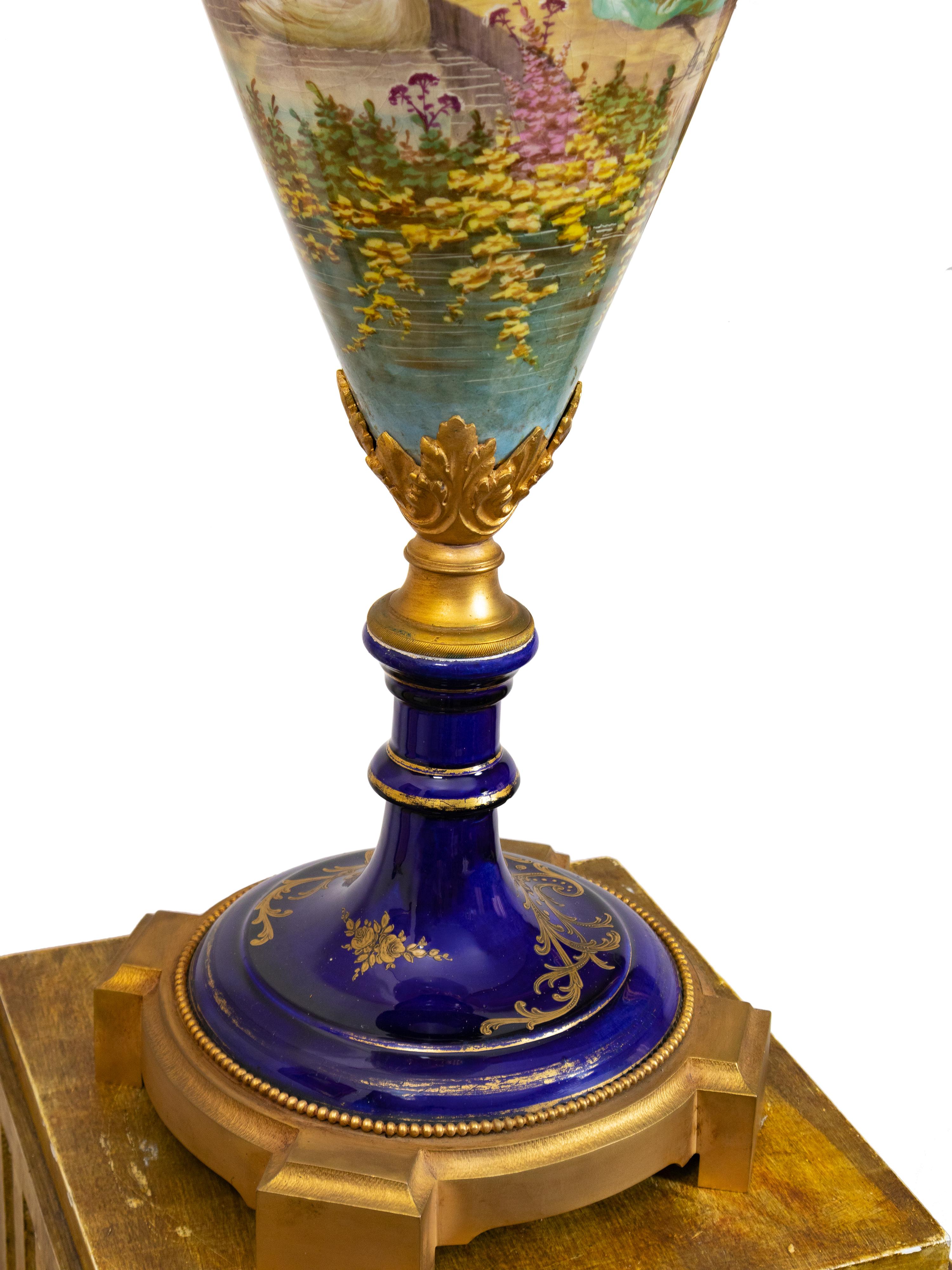 Coppia di vasi in porcellana Ormolu Manufature Nationale Sèvres, XIX secolo in vendita 10