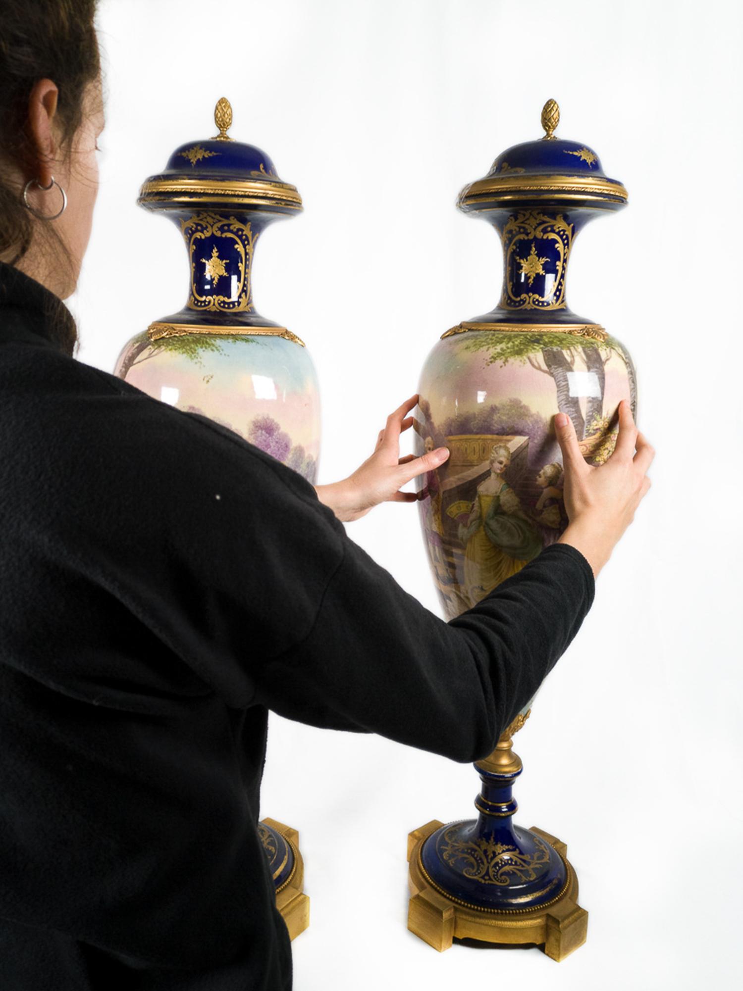 Francese Coppia di vasi in porcellana Ormolu Manufature Nationale Sèvres, XIX secolo in vendita