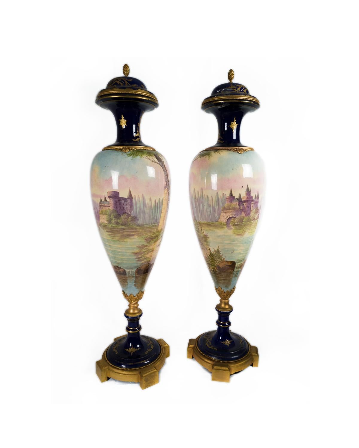 Coppia di vasi in porcellana Ormolu Manufature Nationale Sèvres, XIX secolo In condizioni discrete in vendita a Lisbon, PT