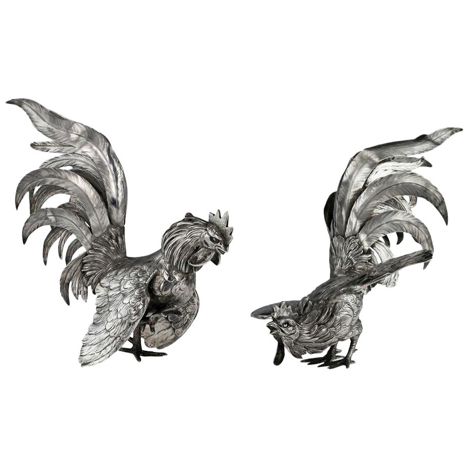 Pareja de gallitos de pelea ornamentales alemanes de plata, hacia 1910