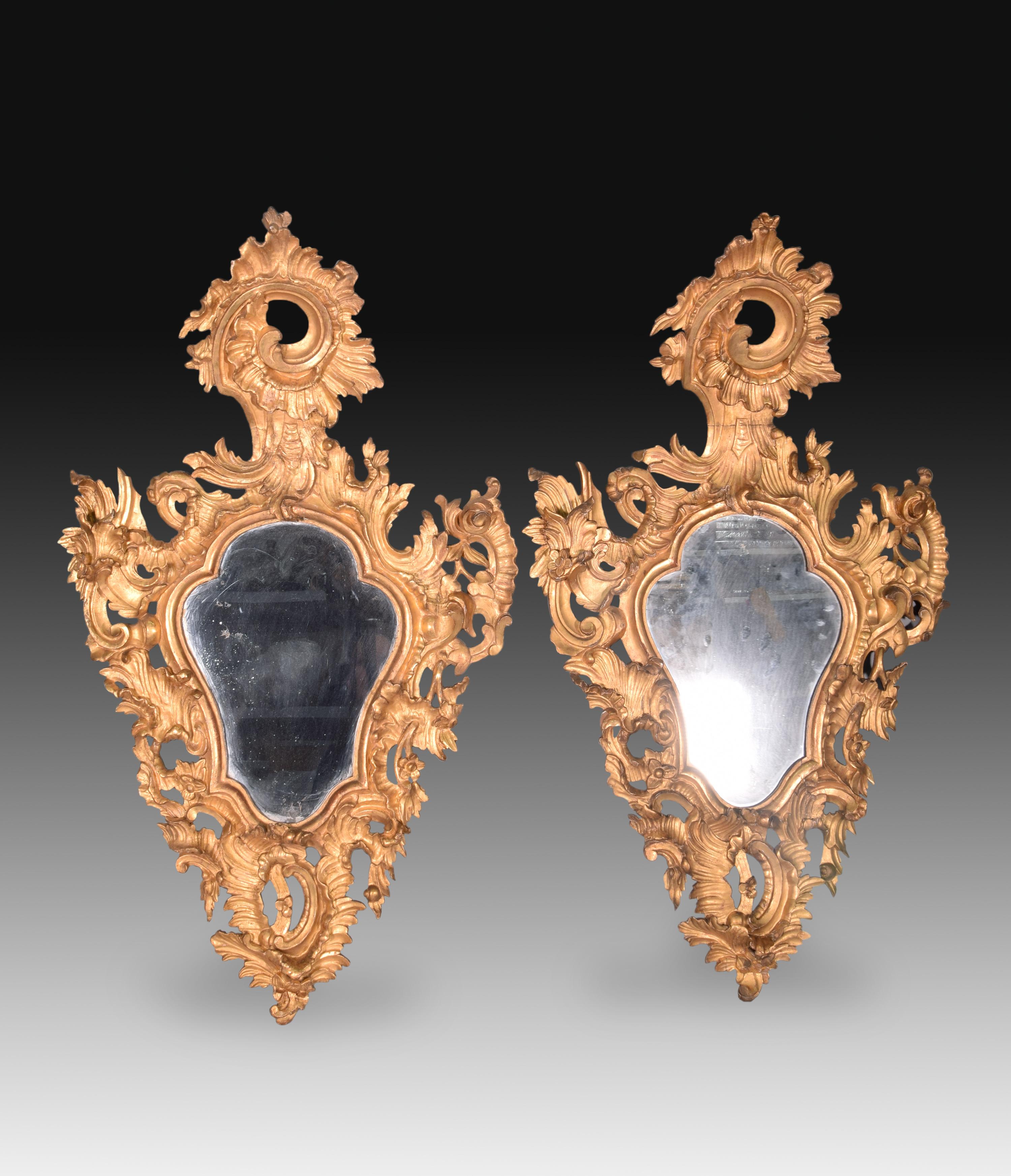 This type of works were only made for main houses, since their main use was to reflect the light of candles and lamps in these luxurious interiors, also showing the economic power of their owners. The method of making mirrors from sheets of glass