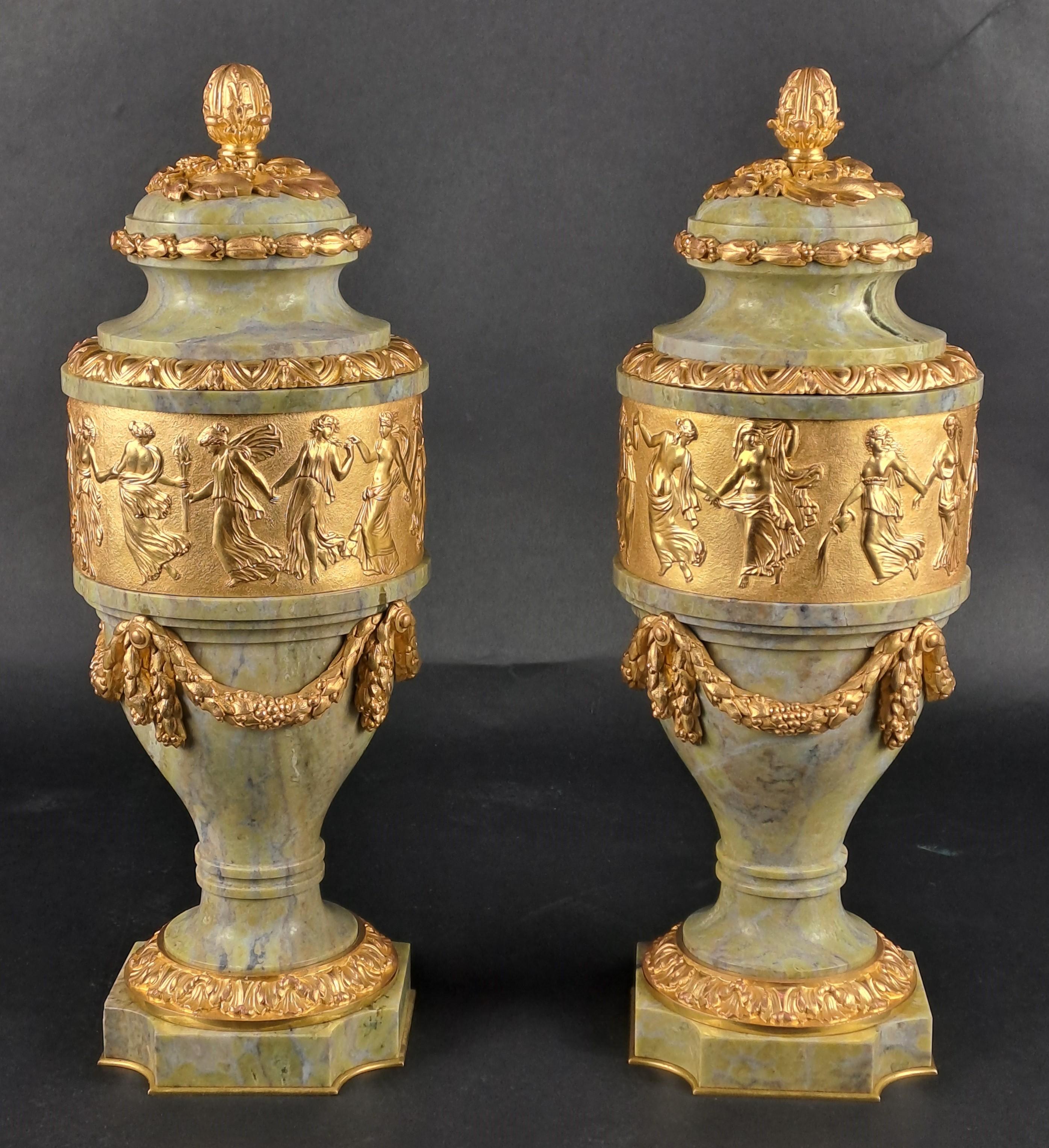 Magnifica coppia di vasi ornamentali in marmo verde acqua e cornice in bronzo dorato finemente cesellato, decorati con ghirlande, pigne, fregi di foglie d'acanto e soprattutto un grande fregio centrale in bassorilievo composto da vestali nel gusto