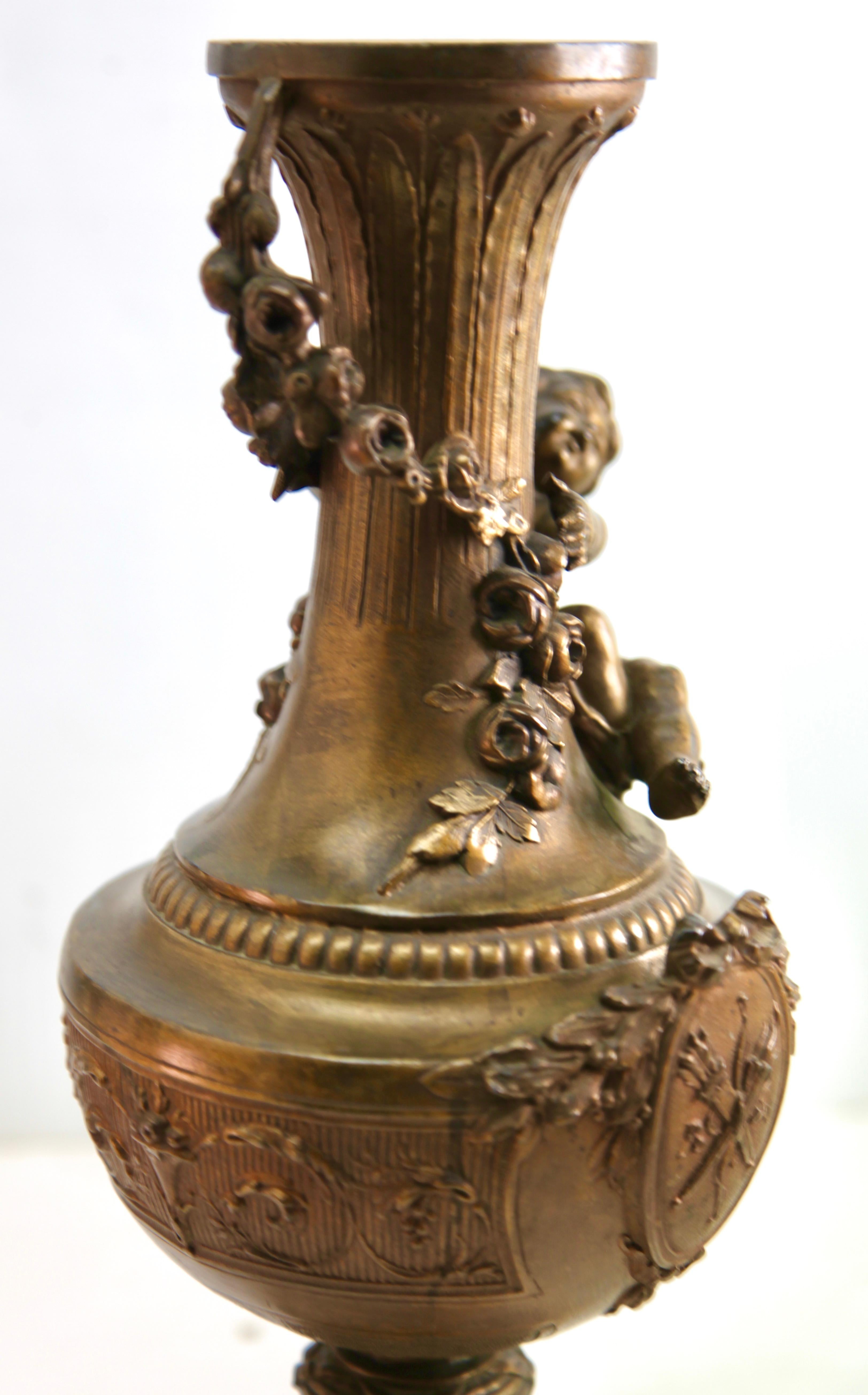 Paar verschnörkelte Vasen oder Lampen mit kleinen Engeln und reich verzierten Motiven im Angebot 3